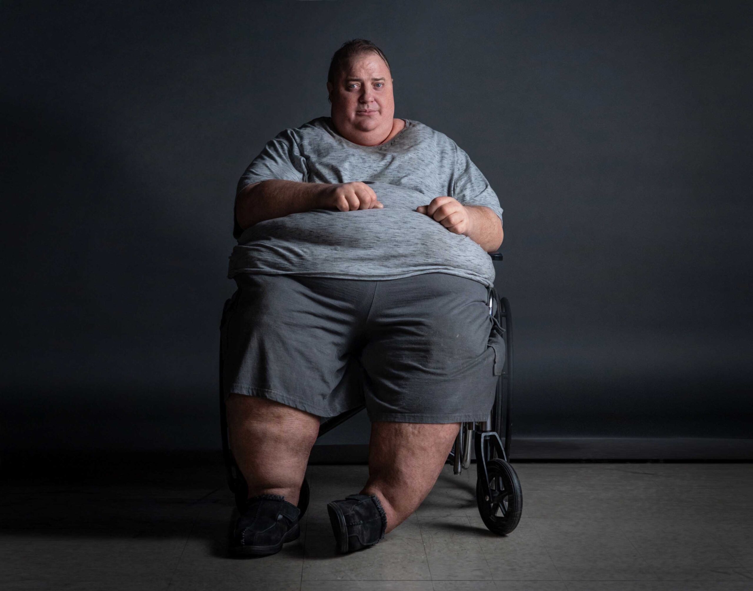 ブレンダン・フレイザーはどのように体重272キロの男に変貌したのか?『ザ・ホエール』舞台裏の様子を収めたメイキング映像解禁