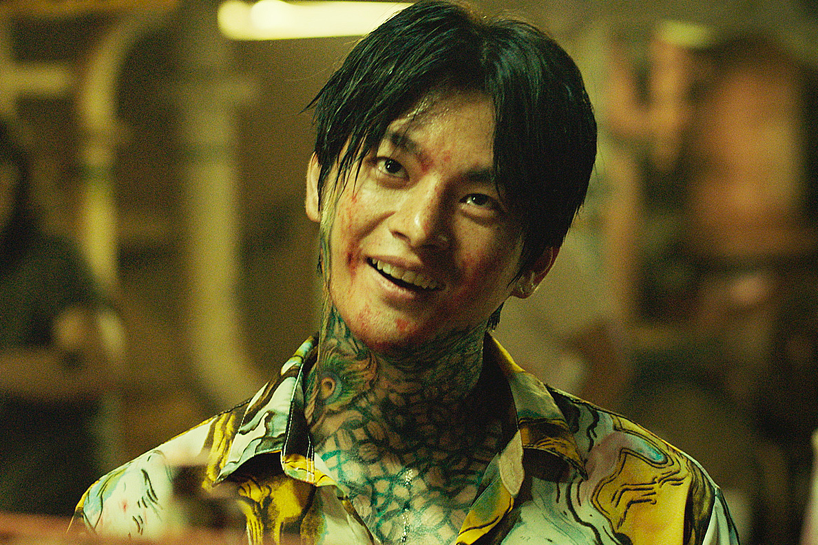 血まみれで笑顔のソ・イングクに戦慄！　初の悪役という新境地に挑んだ衝撃作『オオカミ狩り』“キラースマイル”写真一挙解禁