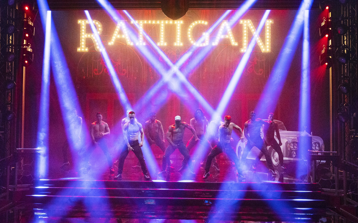 「最後のダンスシーン、止めどなく泣けた」と話題沸騰中！『マジック・マイク ラストダンス』クライマックスのダンスシーン冒頭映像解禁