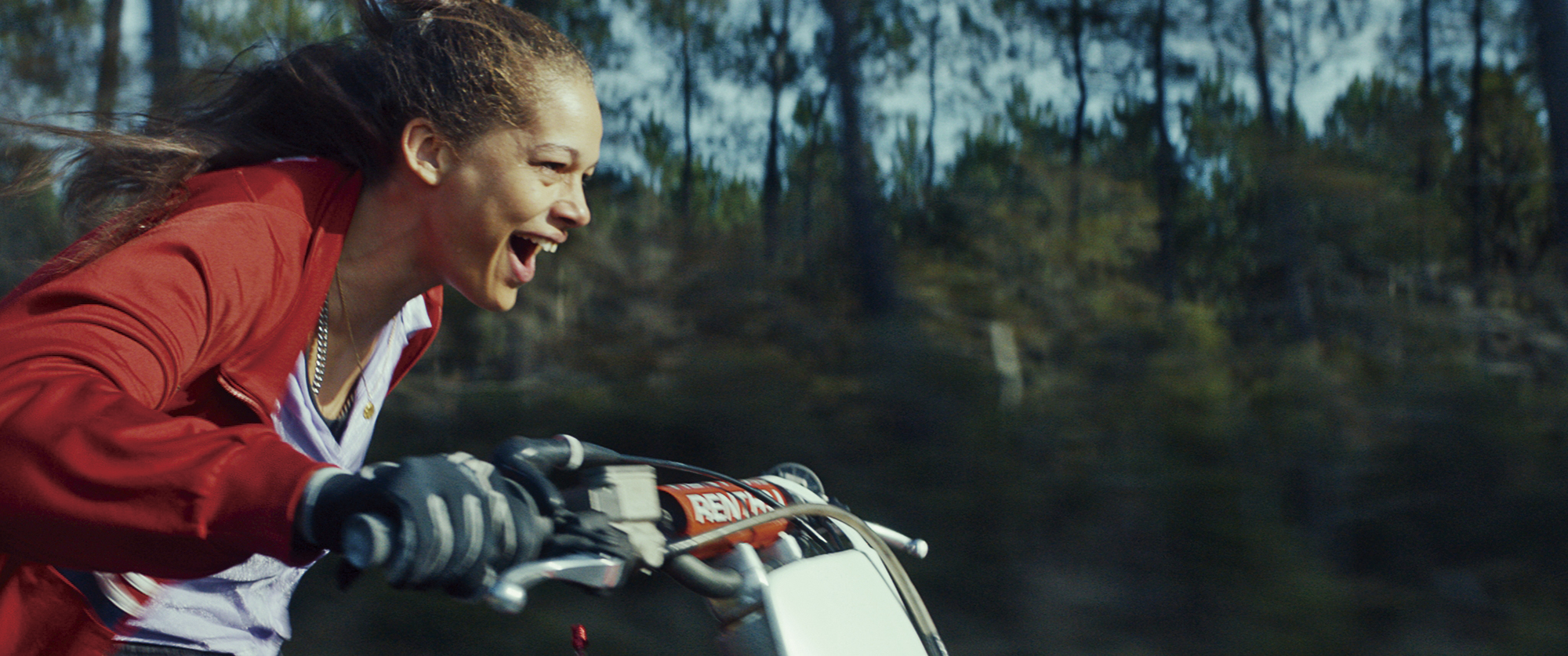 バイクに跨るために生まれたアウトローヒロインの歓喜の表情と躍動感!『Rodeo ロデオ』日本版ポスタービジュアル&特報映像が解禁