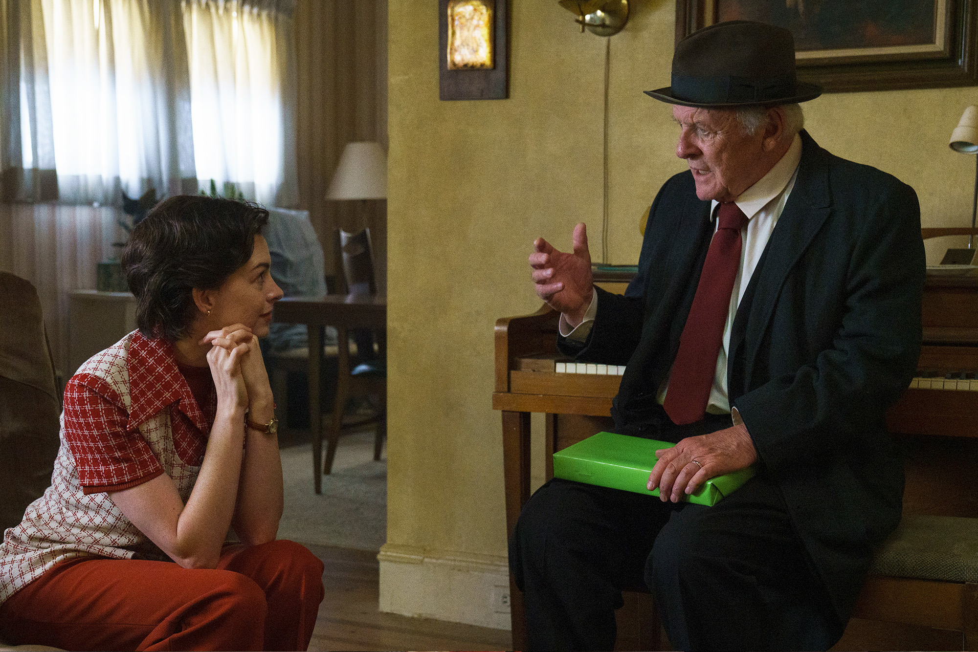 親子役で初共演となるアン・ハサウェイ&アンソニー・ホプキンスの2ショットも!『アルマゲドン・タイム ある⽇々の肖像』シーン写真解禁