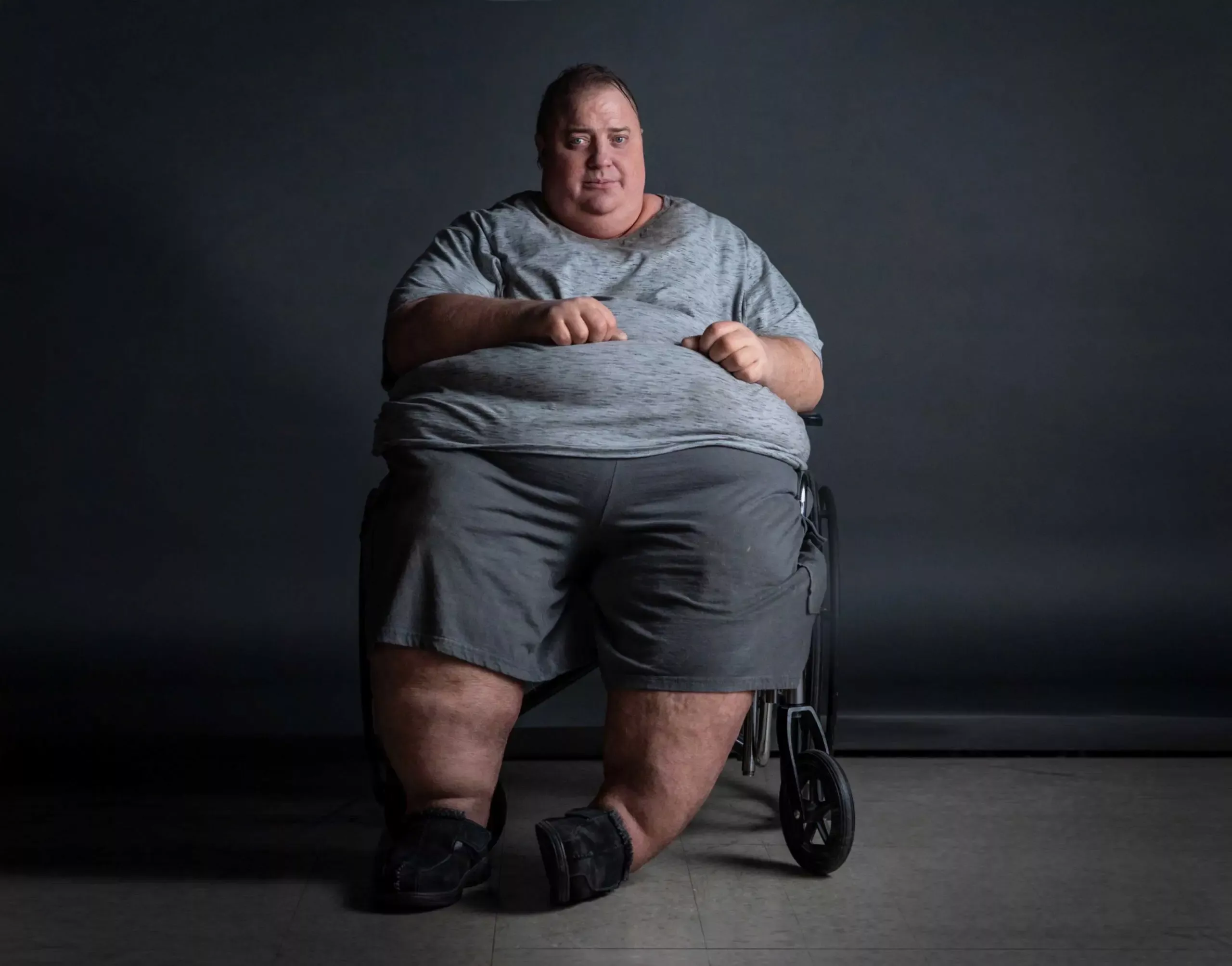 ブレンダン・フレイザーはどのように体重272キロの男に変貌したのか?『ザ・ホエール』舞台裏の様子を収めたメイキング映像解禁