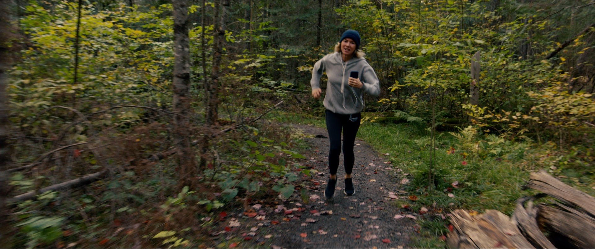 平穏な日常がスマホの緊急アラートで一変! ナオミ・ワッツ主演『デスパレート・ラン』緊迫の本編映像解禁