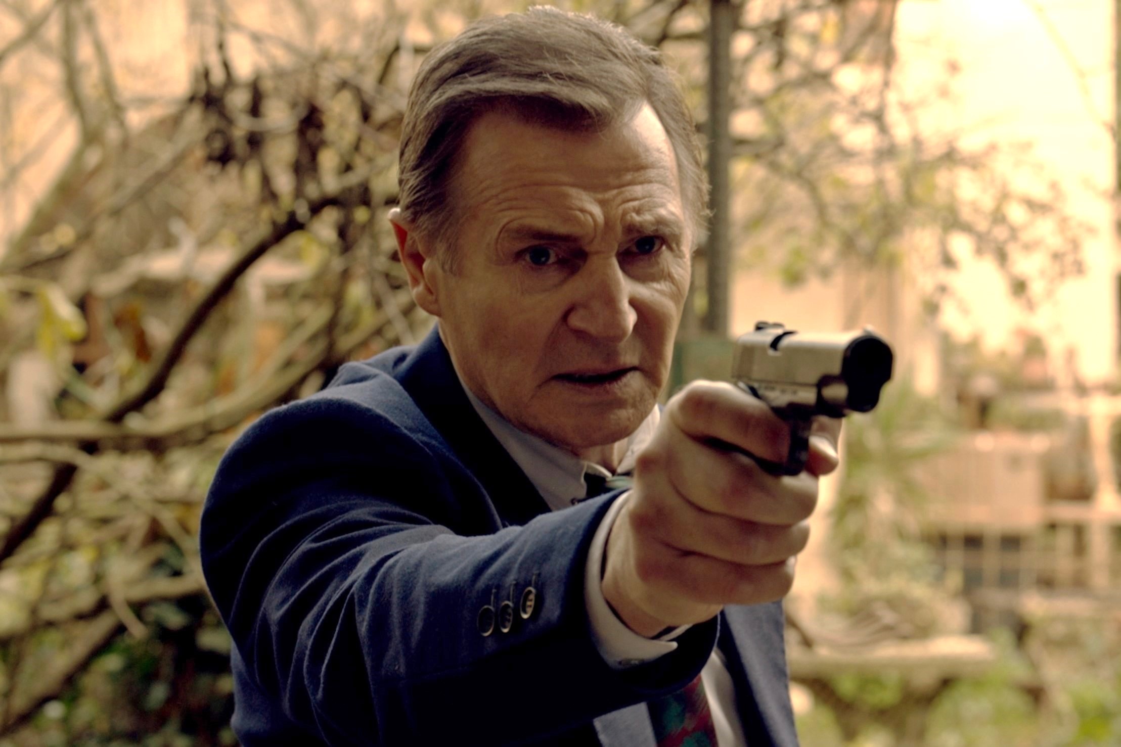 滅多に拳銃を使わない探偵フィリップ・マーロウが銃を構える危機的状況に——『探偵マーロウ』ポスタービジュアル＆新場面写真が解禁