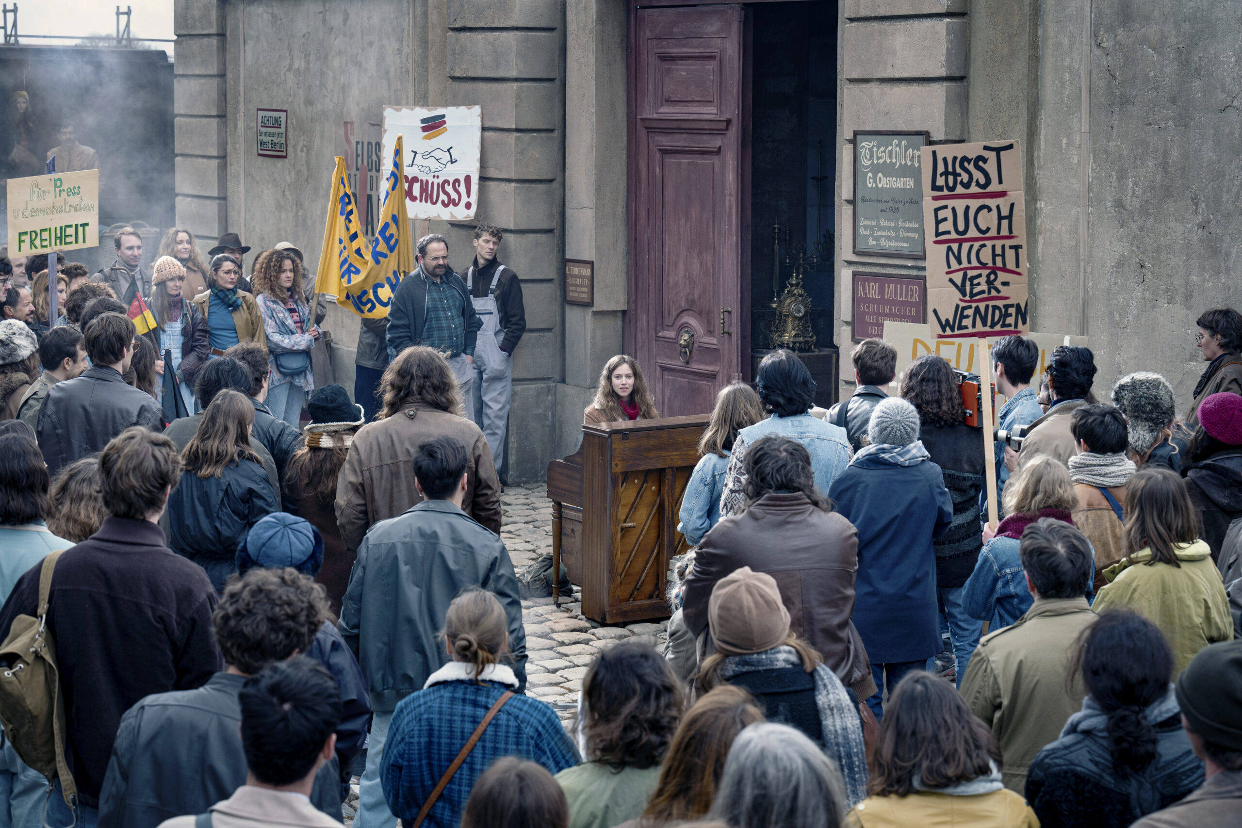 女性ピアニストが奏でるフランツ・リスト「ため息」の美しい音色が“ベルリンの壁崩壊”に熱狂する人々を魅了『ジュリア(s)』本編映像解禁