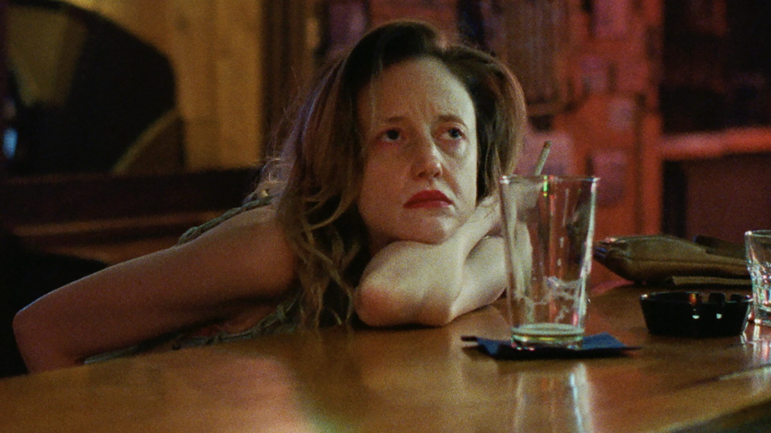 宝くじの賞金をアルコールに使い果たしたシングルマザーの感情が痛々しいほどリアルに伝わる『To Leslie トゥ・レスリー』場面写真一挙解禁