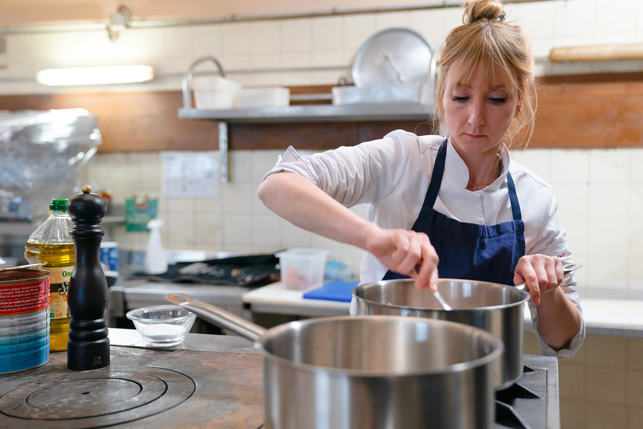 人付き合いが苦手なシェフの新たな職場は移⺠の少年たちが暮らす⾃⽴⽀援施設だった——『ウィ、シェフ!』⽇本版予告が完成