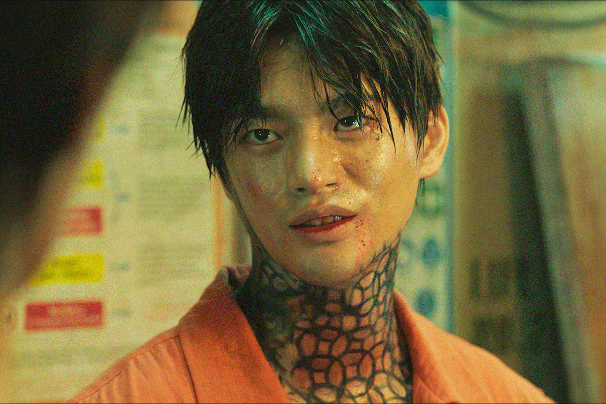 ソ・イングクのウインクに鳥肌必至!『オオカミ狩り』第一級殺人の国際手配犯ジョンドゥのカリスマ性が炸裂する本編映像解禁