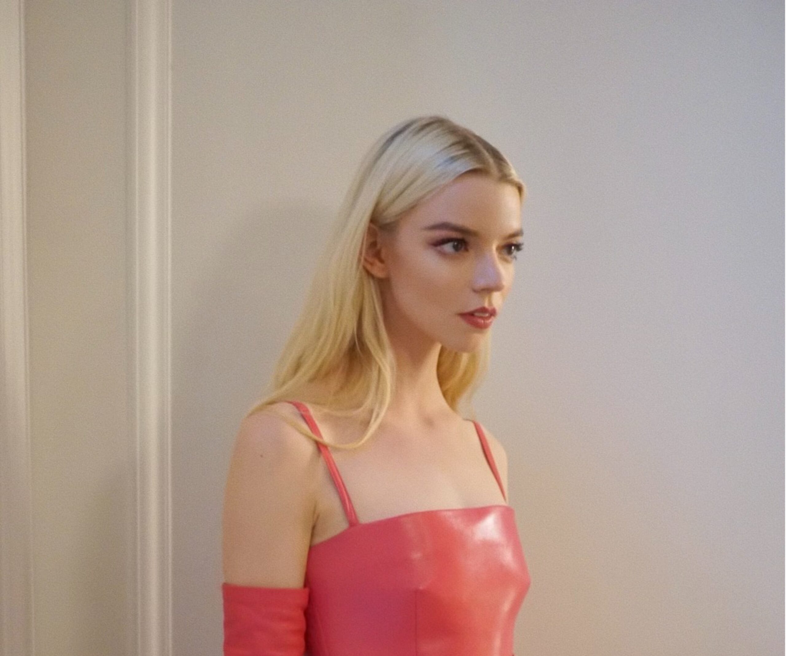 アニャ・テイラー=ジョイが『ザ・スーパーマリオブラザーズ・ムービー』のフォトコールにてアレキサンダー・マックイーンを着用