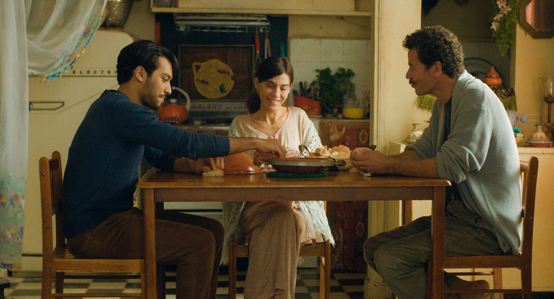 伝統衣装の仕立て屋を営む夫婦の愛と決断を描く感動作『The Blue Caftan』が『青いカフタンの仕立て屋』の邦題で6月16日公開決定