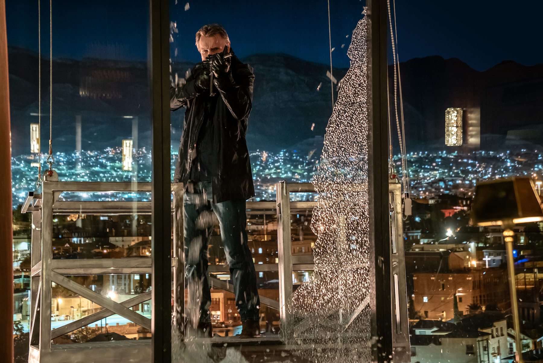 孤高の殺し屋リーアム・ニーソンがSWAT部隊を相手に激闘!『MEMORY メモリー』本編アクションシーン映像解禁