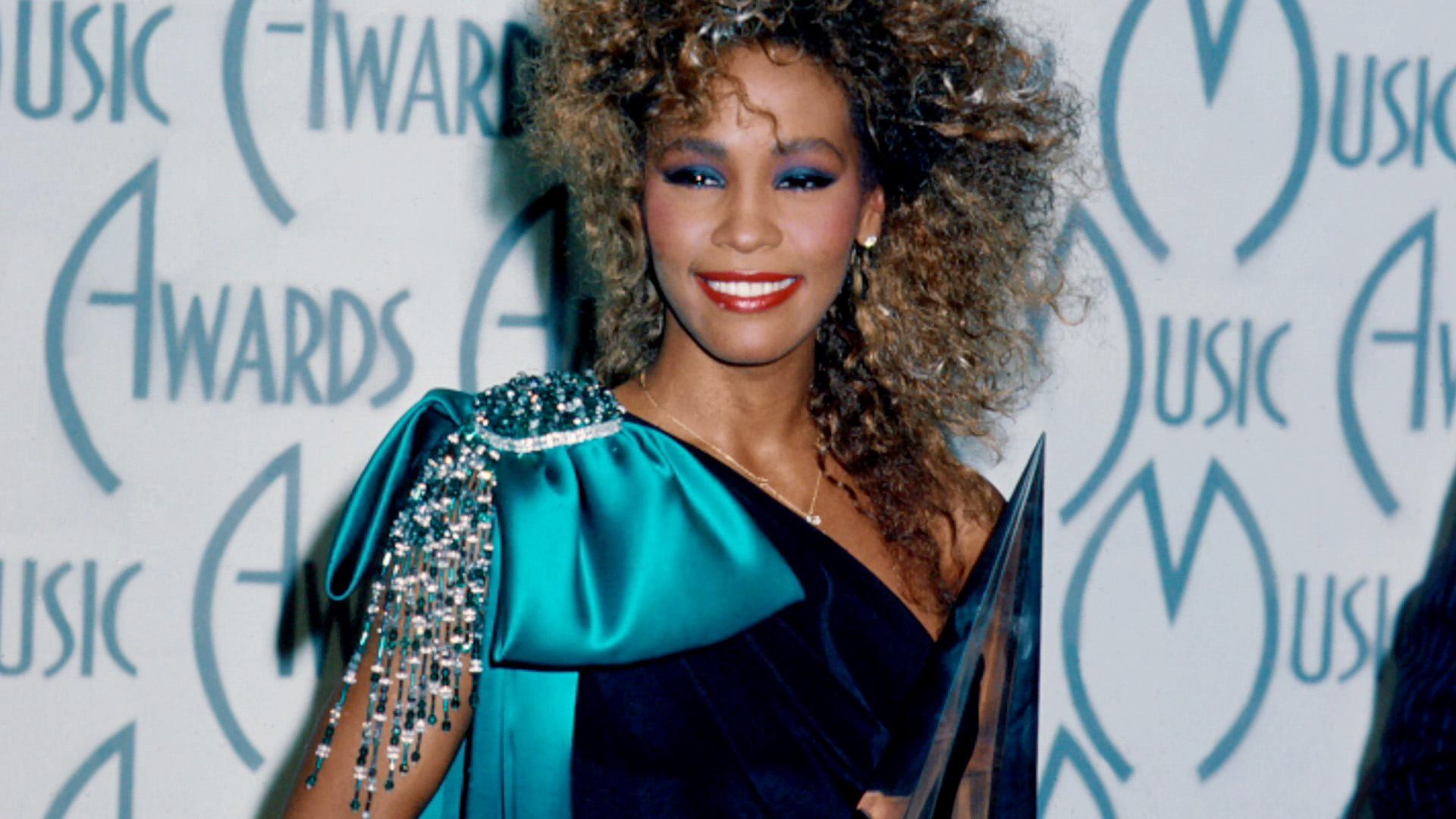 TV初放送、ホイットニー・ヒューストン＆ボビー・ブラウンの“バイオグラフィー”予告編解禁