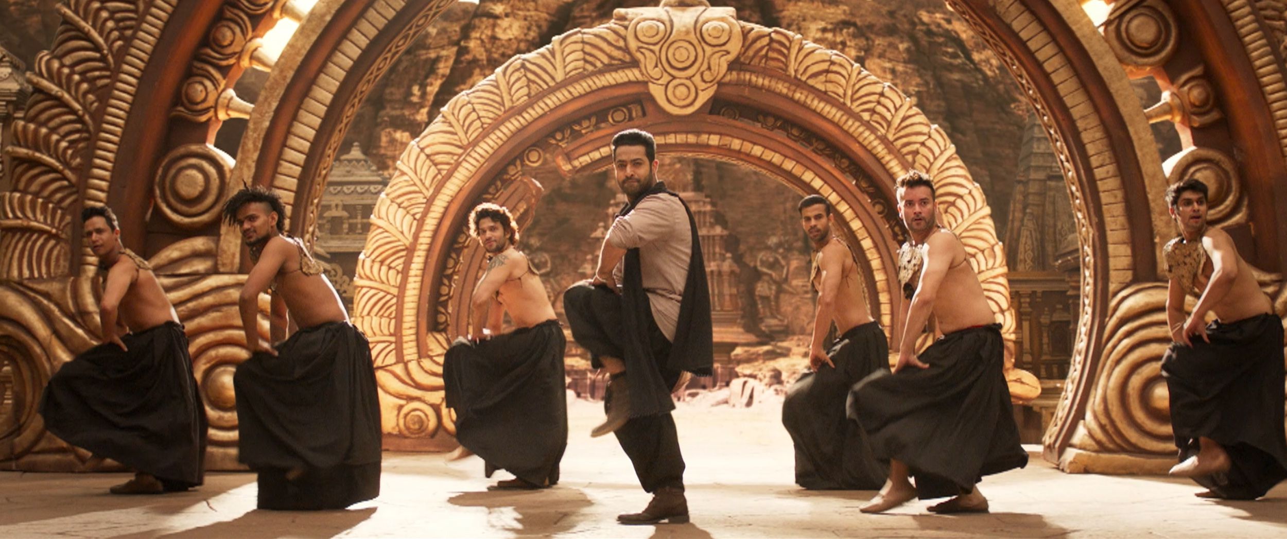 『RRR』で人気沸騰のNTR Jr.がキレキレダンスを披露!『アラヴィンダとヴィーラ』本編ダンスシーン映像解禁