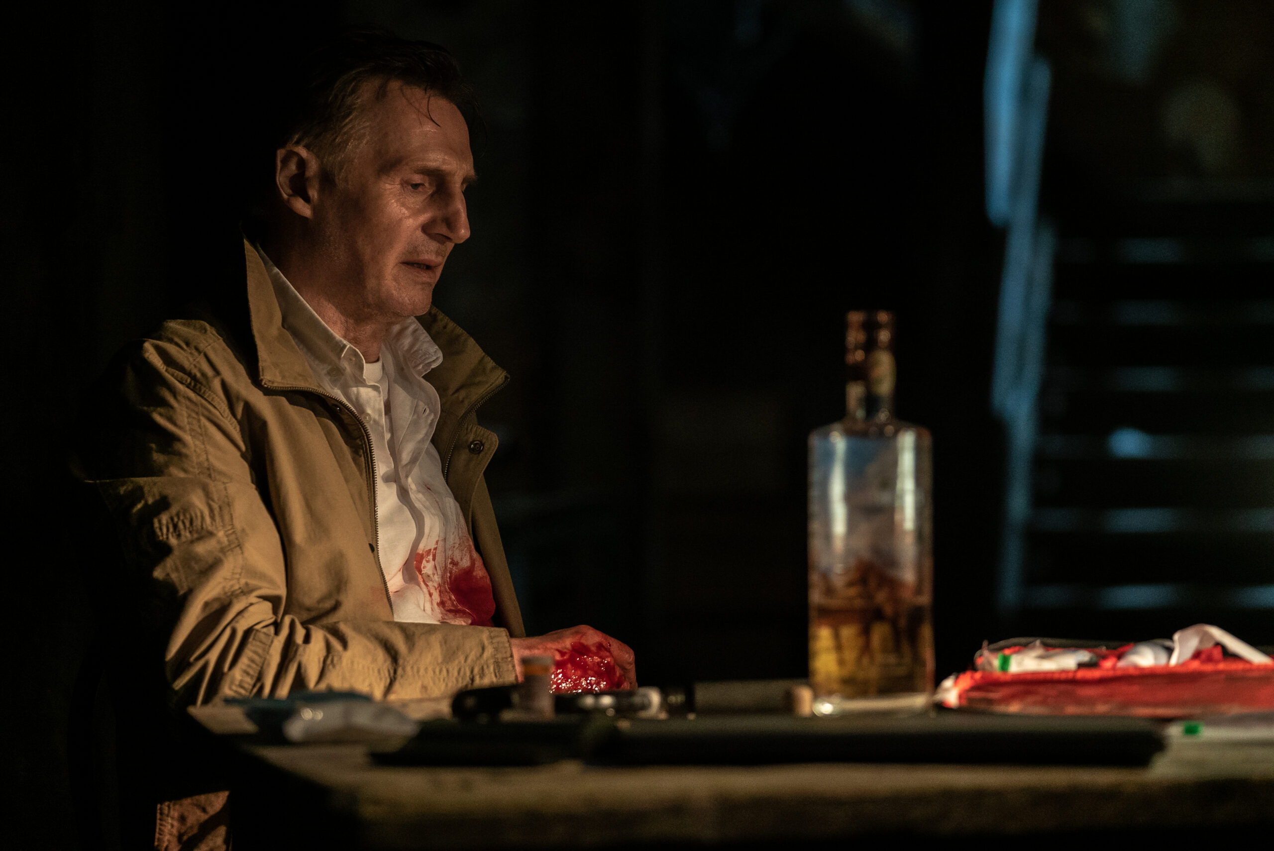 “最強の殺し屋”リーアム・ニーソンが自ら体内の弾を抉り出す！『MEMORY メモリー』悶絶シーン映像解禁