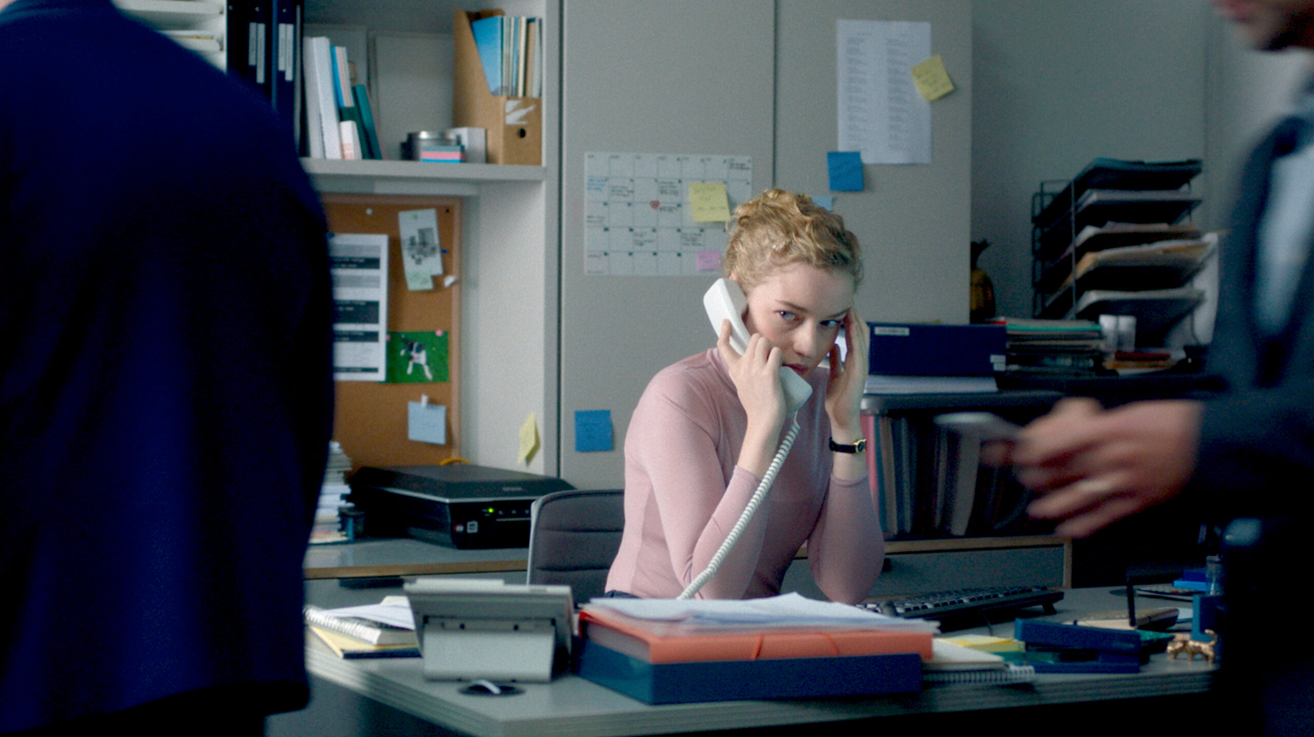 夢の仕事についたはずだった新人アシスタントの“ある決定的な一日”を切り取った『アシスタント』予告編&本ポスター解禁