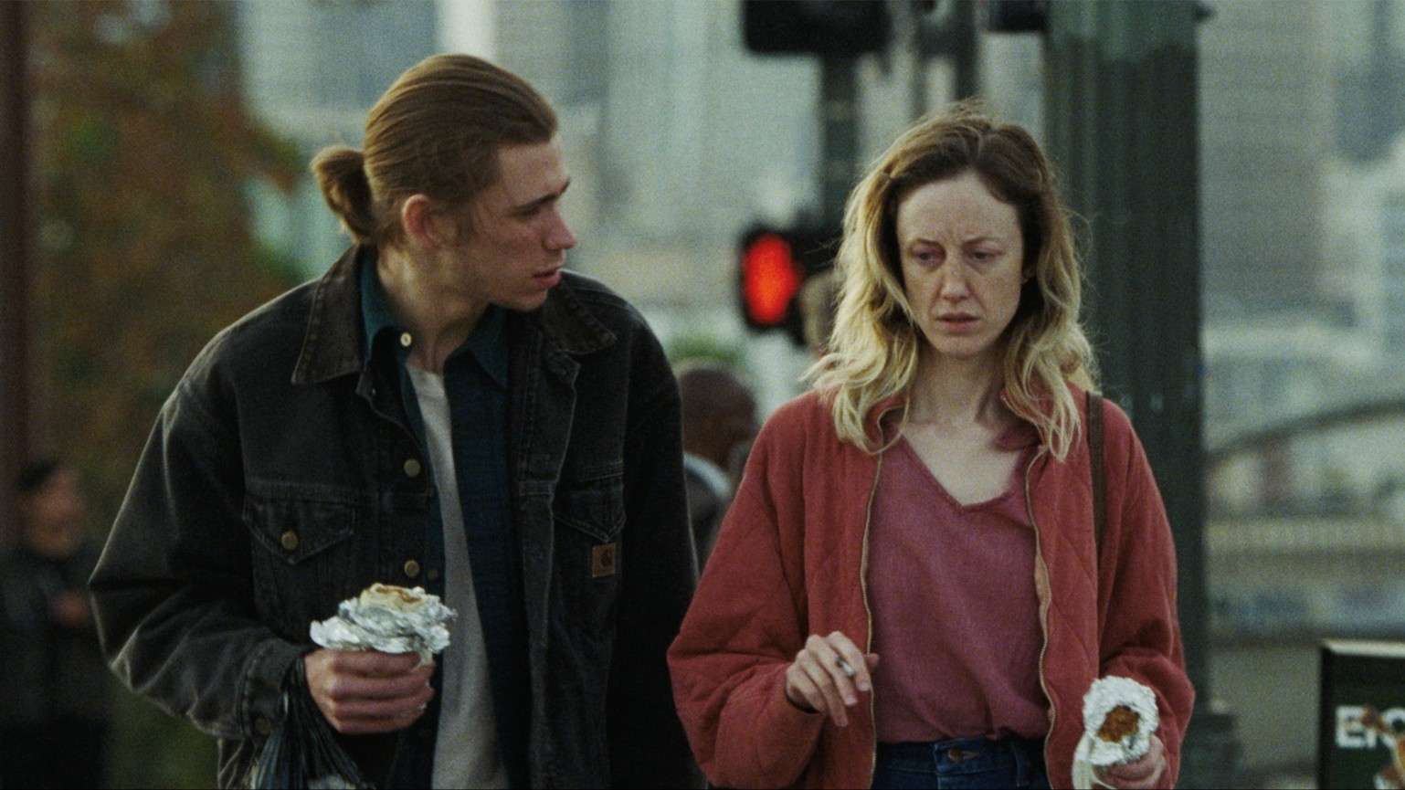 宝くじの賞金を使い果たしたシングルマザーが最愛の息子ともぎくしゃくした関係に『To Leslie トゥ・レスリー』本編映像解禁