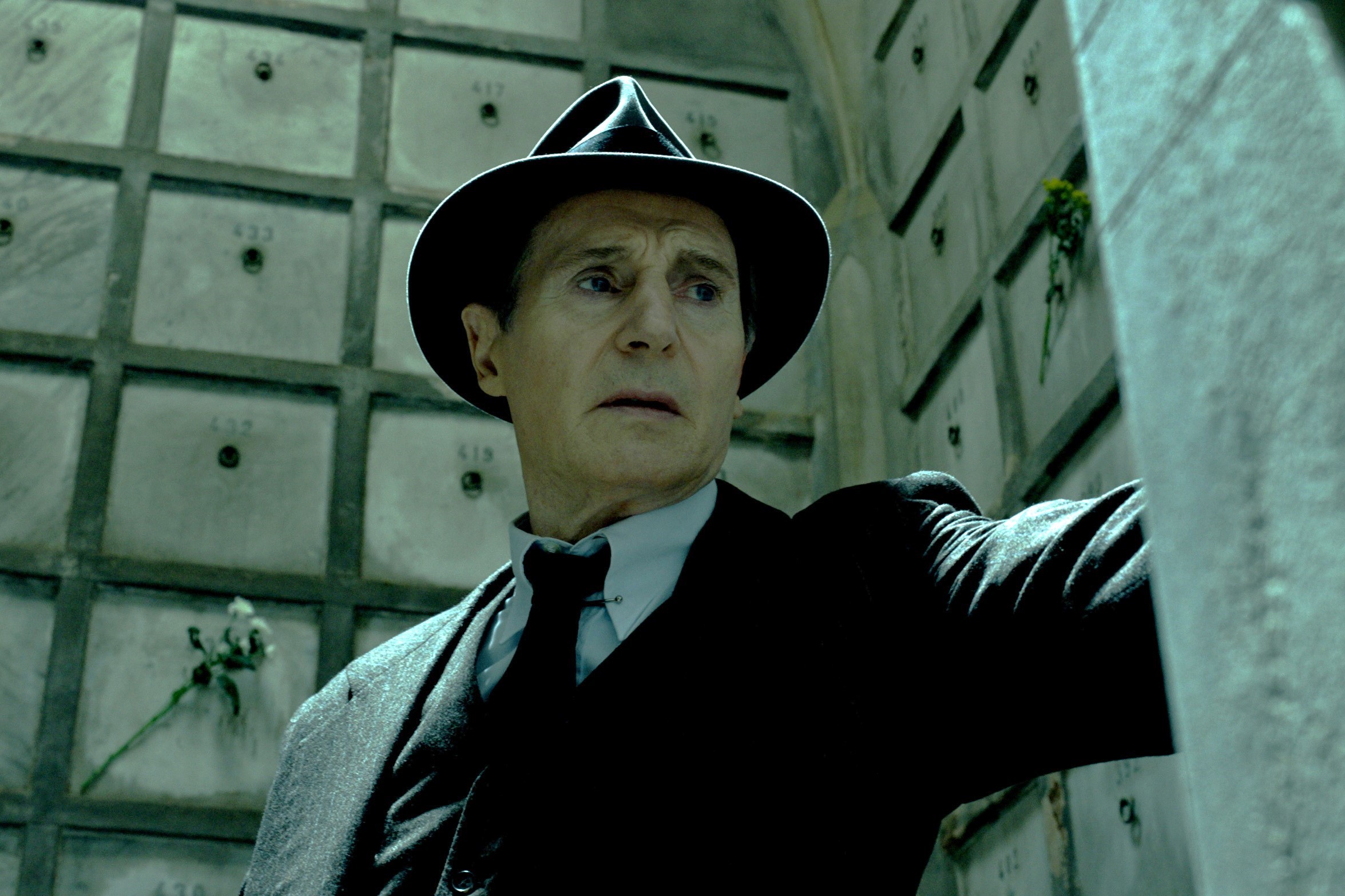 リーアム・ニーソンが2人組を相手に無双!『探偵マーロウ』アクションシーン映像解禁 「私も年だな」のセリフはリーアムのアドリブ