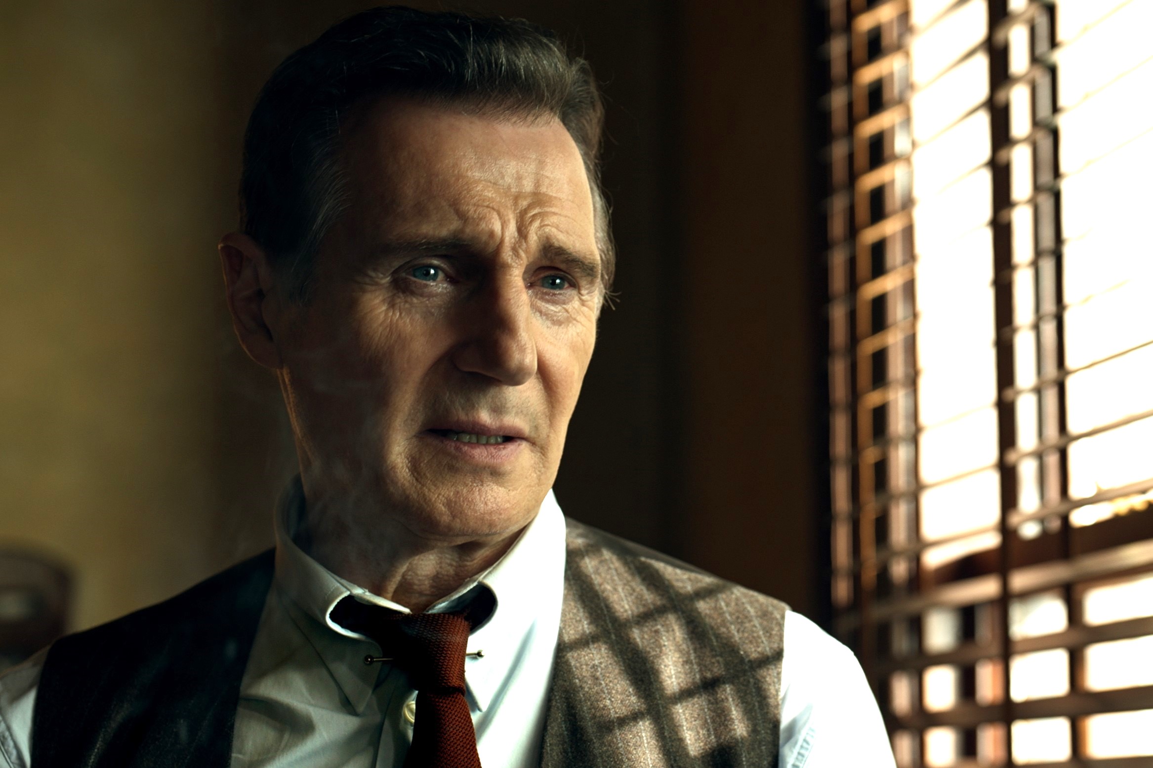 6月7日はリーアム・ニーソン71歳の誕生日! 最新作『探偵マーロウ』の“これぞフィリップ・マーロウ”な本編冒頭映像が解禁