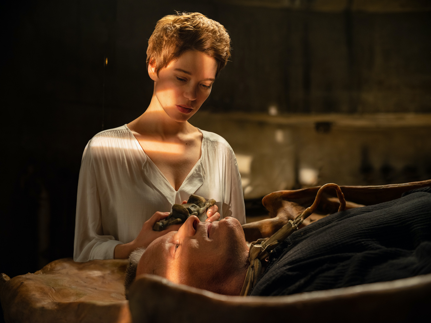 ヴィゴ・モーテンセンがまるで巨大な臓器のような不気味なベッドで眠る『クライムズ・オブ・ザ・フューチャー』本編映像解禁