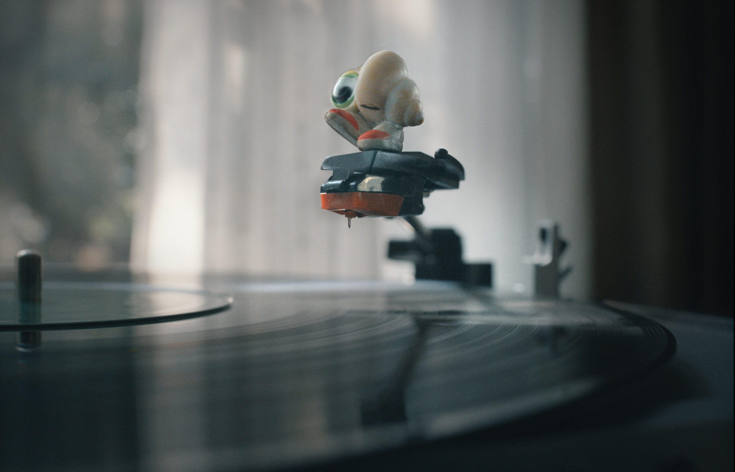 “おしゃべりな貝”マルセルはどのように生まれた?『マルセル 靴をはいた小さな貝』誕生秘話に迫るメイキング映像公開