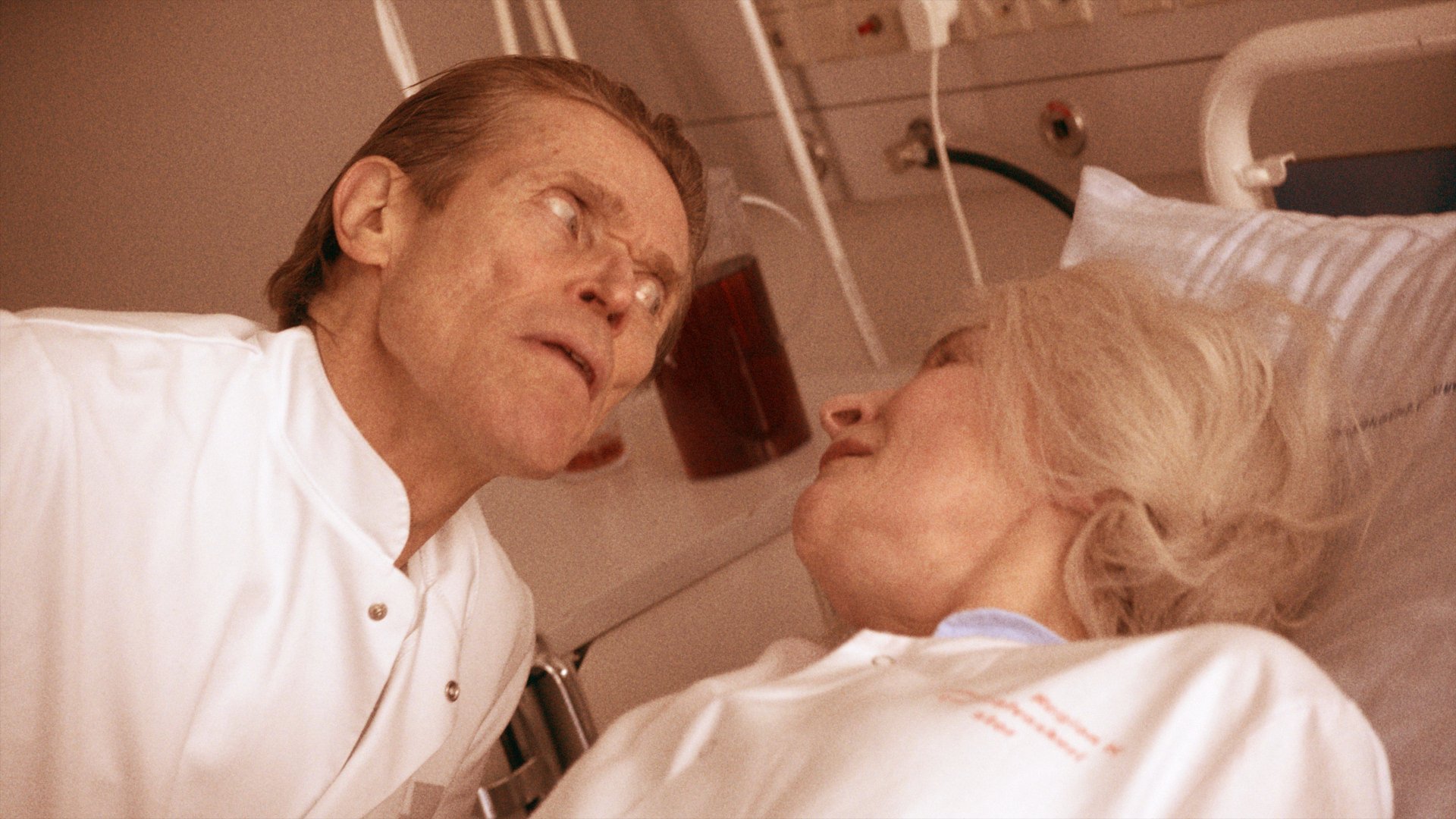 この夏も怪優ウィレム・デフォーから目が離せない！『カード・カウンター』『キングダム エクソダス〈脱出〉』出演場面の本編映像が特別解禁