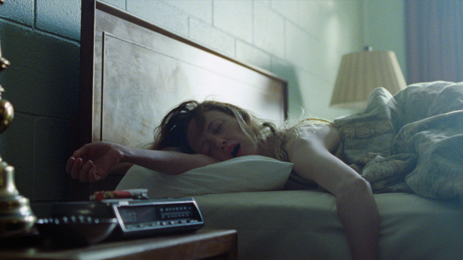 モーテルの仕事で人生の再起を図るシングルマザーが勤務初日からいきなり寝坊＆前金を要求！『To Leslie トゥ・レスリー』本編映像解禁