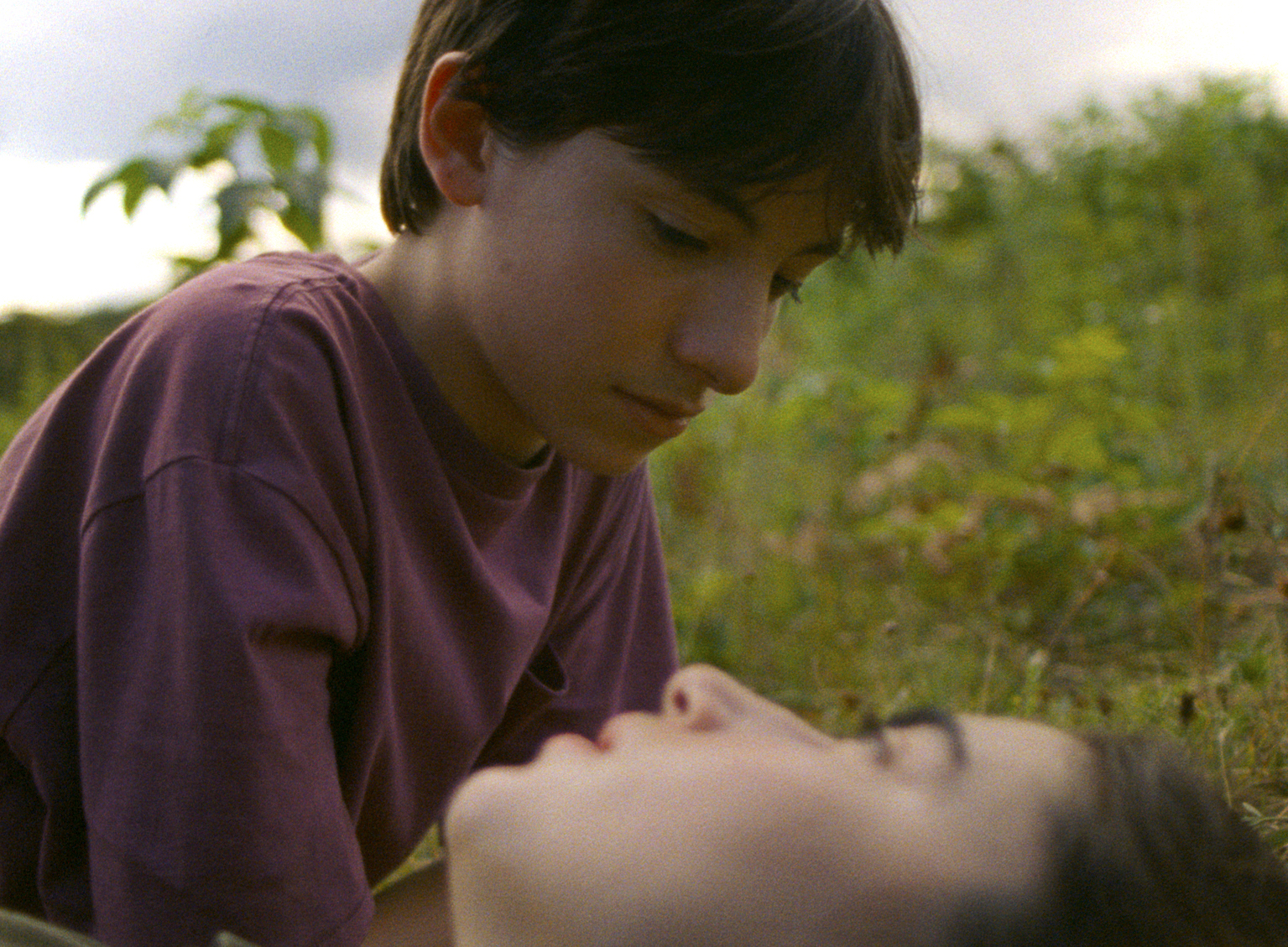 恋がなにかも知らない少年と少女の「生涯一度きりの夏」を描く青春映画『ファルコン・レイク』予告編&本ビジュアル完成