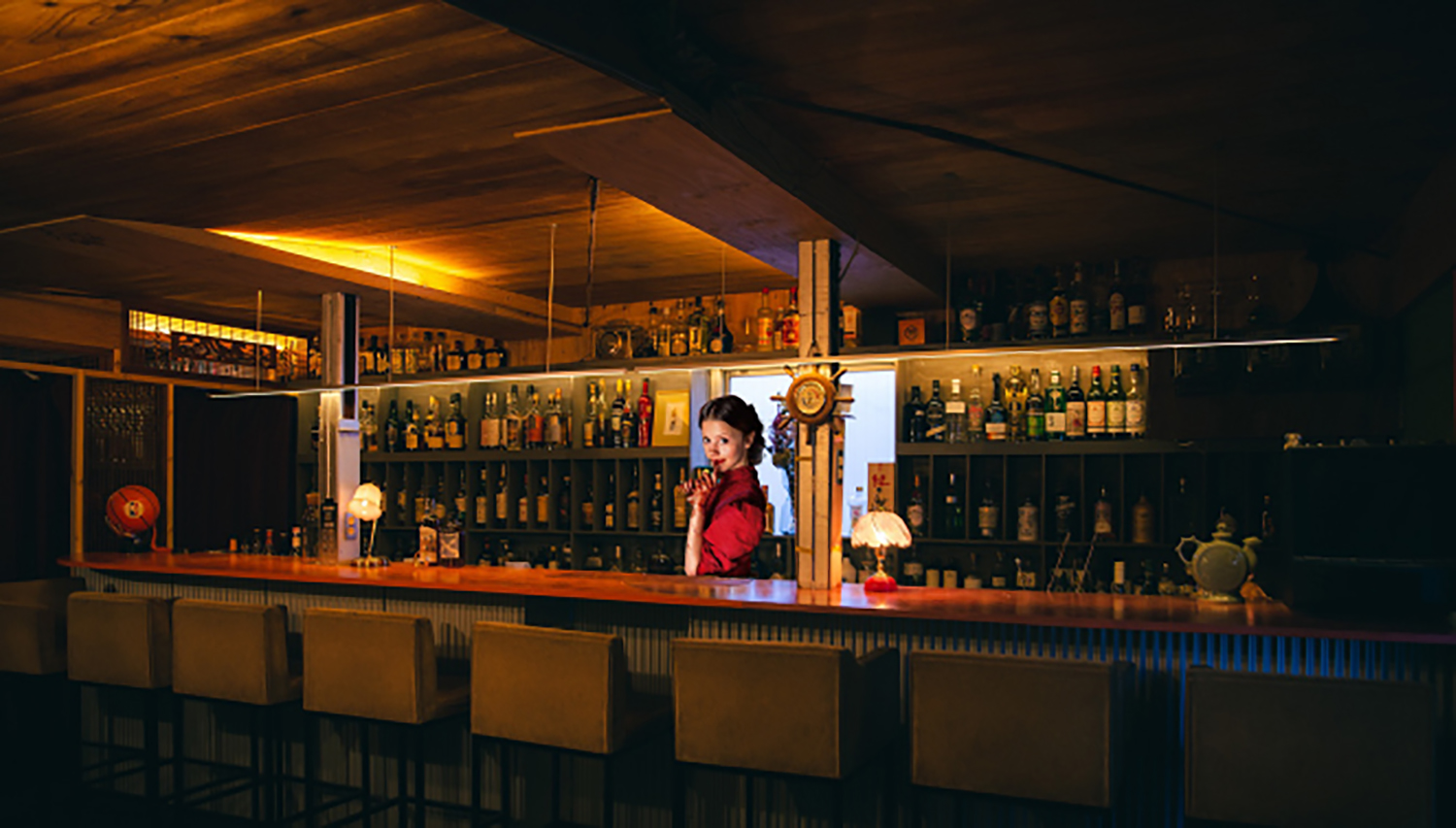 A24最新作『Pearl パール』公開記念として⼀夜限りのスナック「パール」が開店 映画館を改修した「元映画館」とコラボ