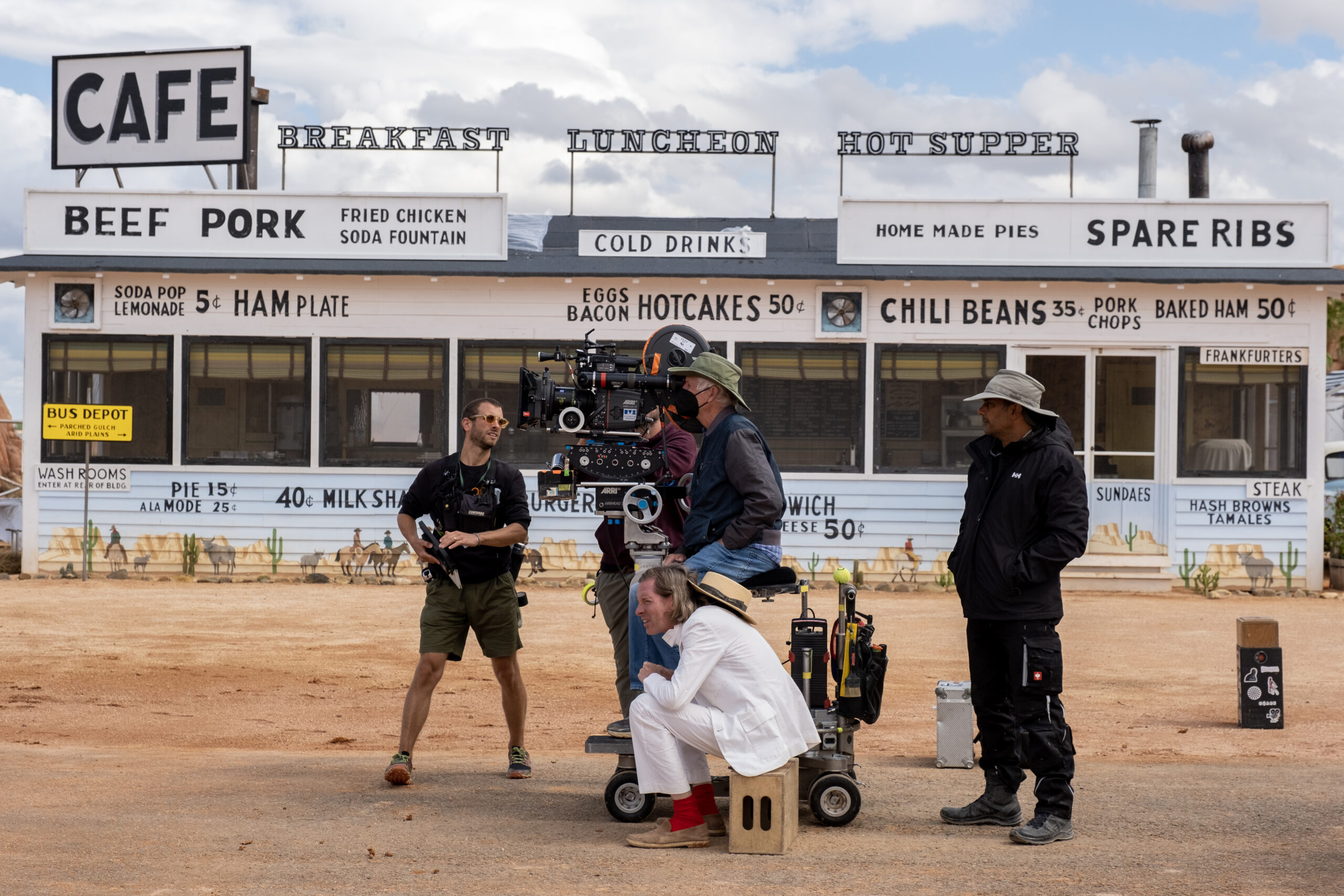 ほぼグリーンバックなしで撮ったとは信じられない出来栄え!『アステロイド・シティ』舞台となる砂漠の街のメイキング映像解禁