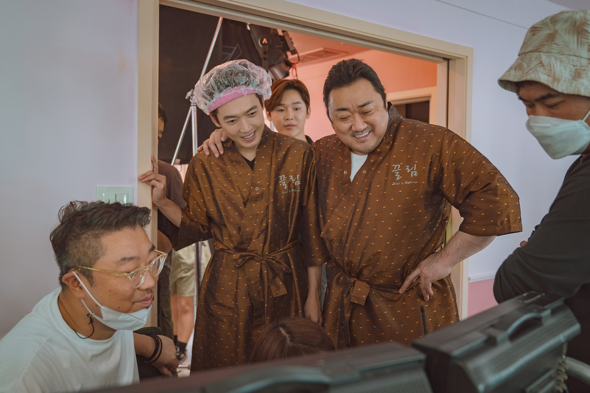 韓国映画界の兄貴マ・ドンソク&チョン・ギョンホの“ケミ”に注目!『狎鴎亭スターダム』メイキング映像&スチール解禁