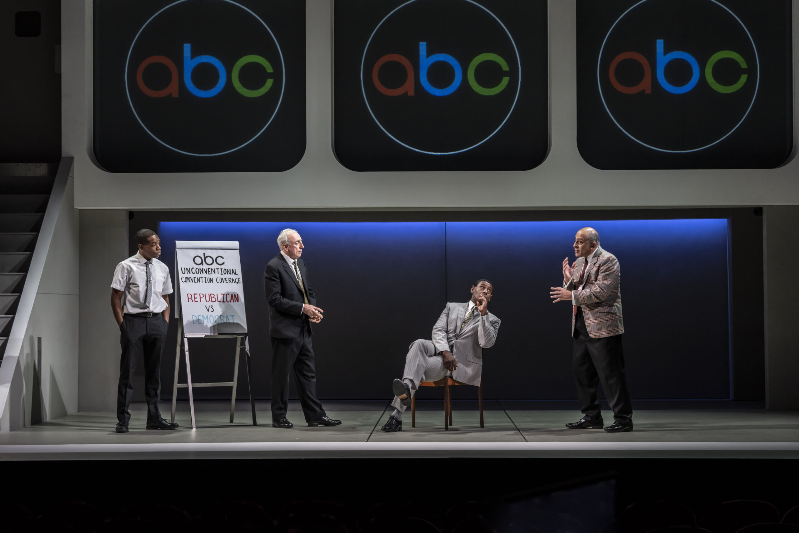 NTLive『ベスト・オブ・エネミーズ』予告編完成 保守vsリベラルの戦いをTV討論という形でエンターテイメントに仕立てた番組を描く