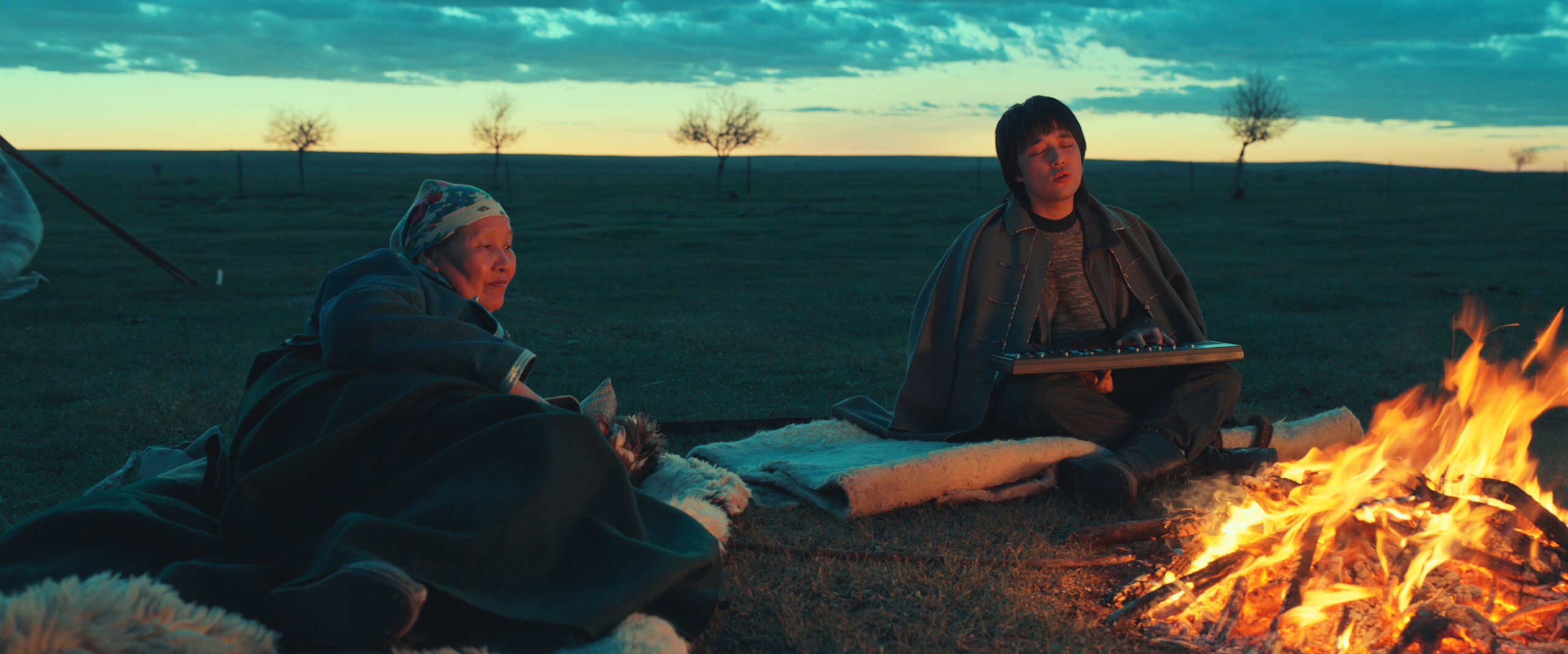 雄大な内モンゴルの大自然の中で認知症の母親とその息子の“思い出を探す旅”が始まる『草原に抱かれて』予告編が解禁