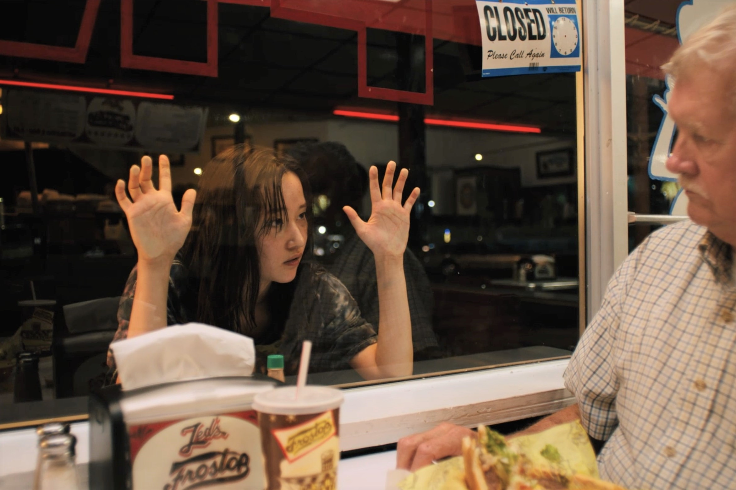 9月29日は中秋の名月、お月見の日! 不穏な月が微笑むネオンカラーの街が舞台『モナ・リザ アンド ザ ブラッドムーン』場面写真一挙解禁