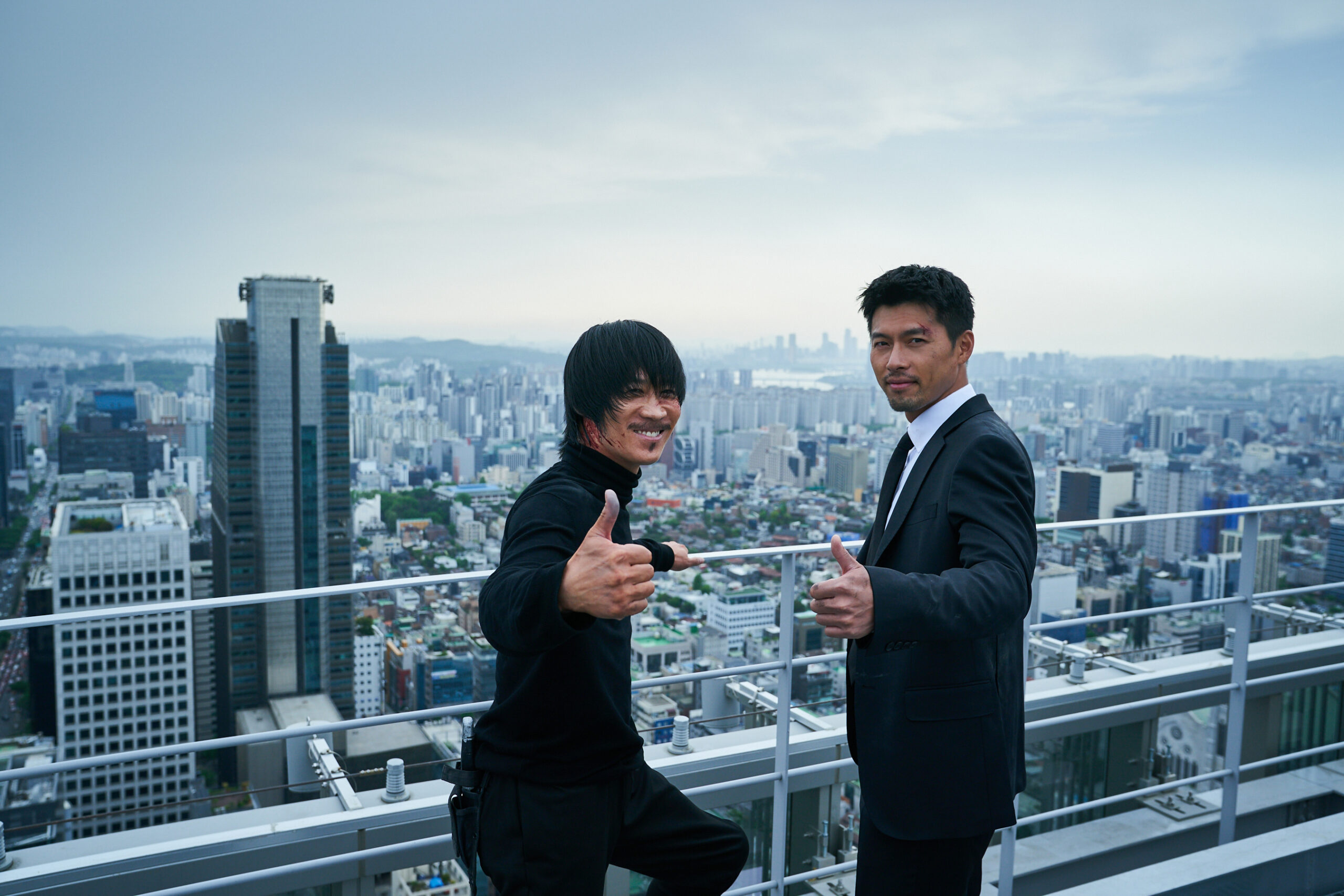 “最高の敵役”と絶賛の声集まるチン・ソンギュがヒョンビンとグーサイン！『コンフィデンシャル：国際共助捜査』メイキング写真解禁