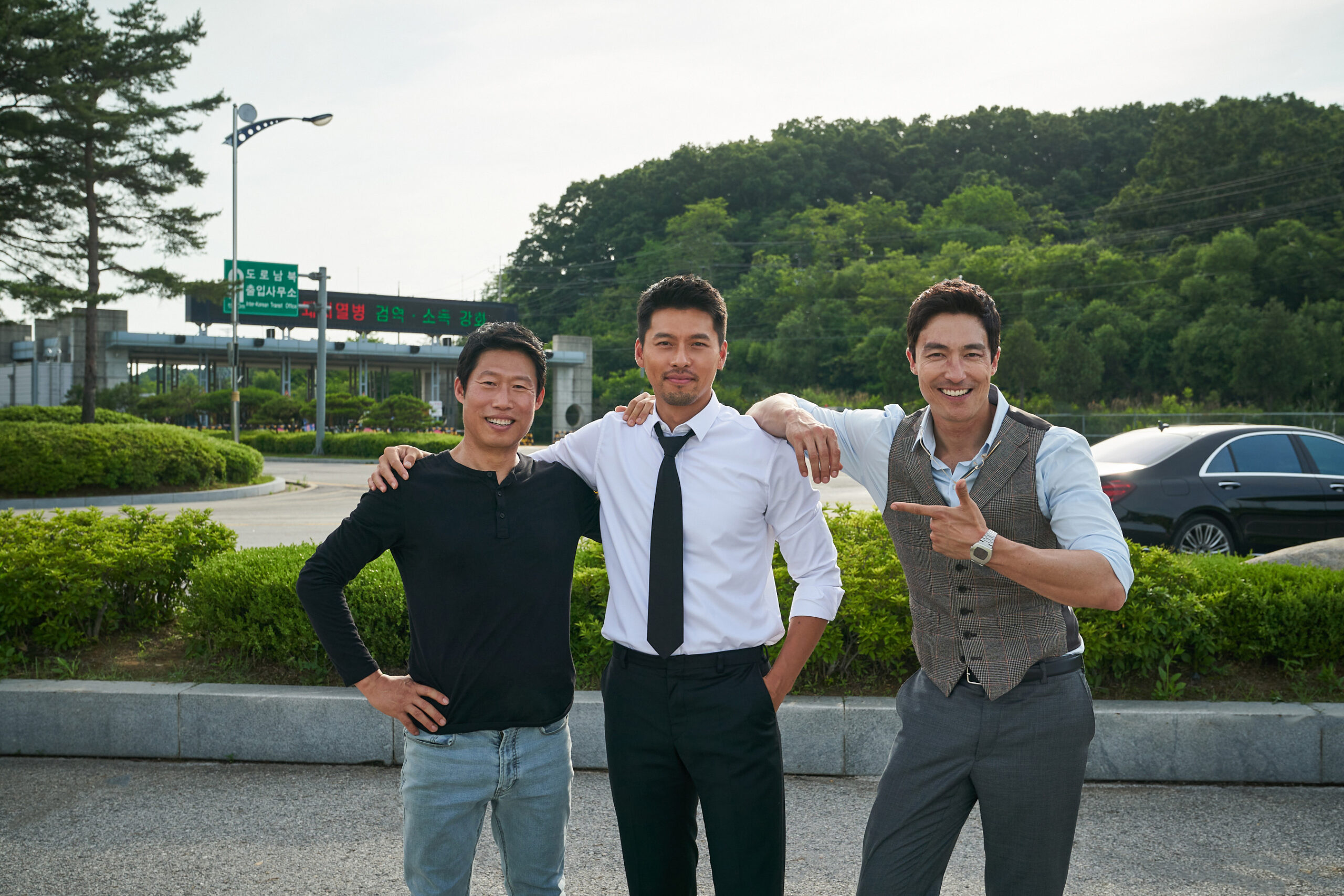 ヒョンビンの満面の笑顔と真剣な表情のギャップに注目!『コンフィデンシャル:国際共助捜査』メイキング写真解禁