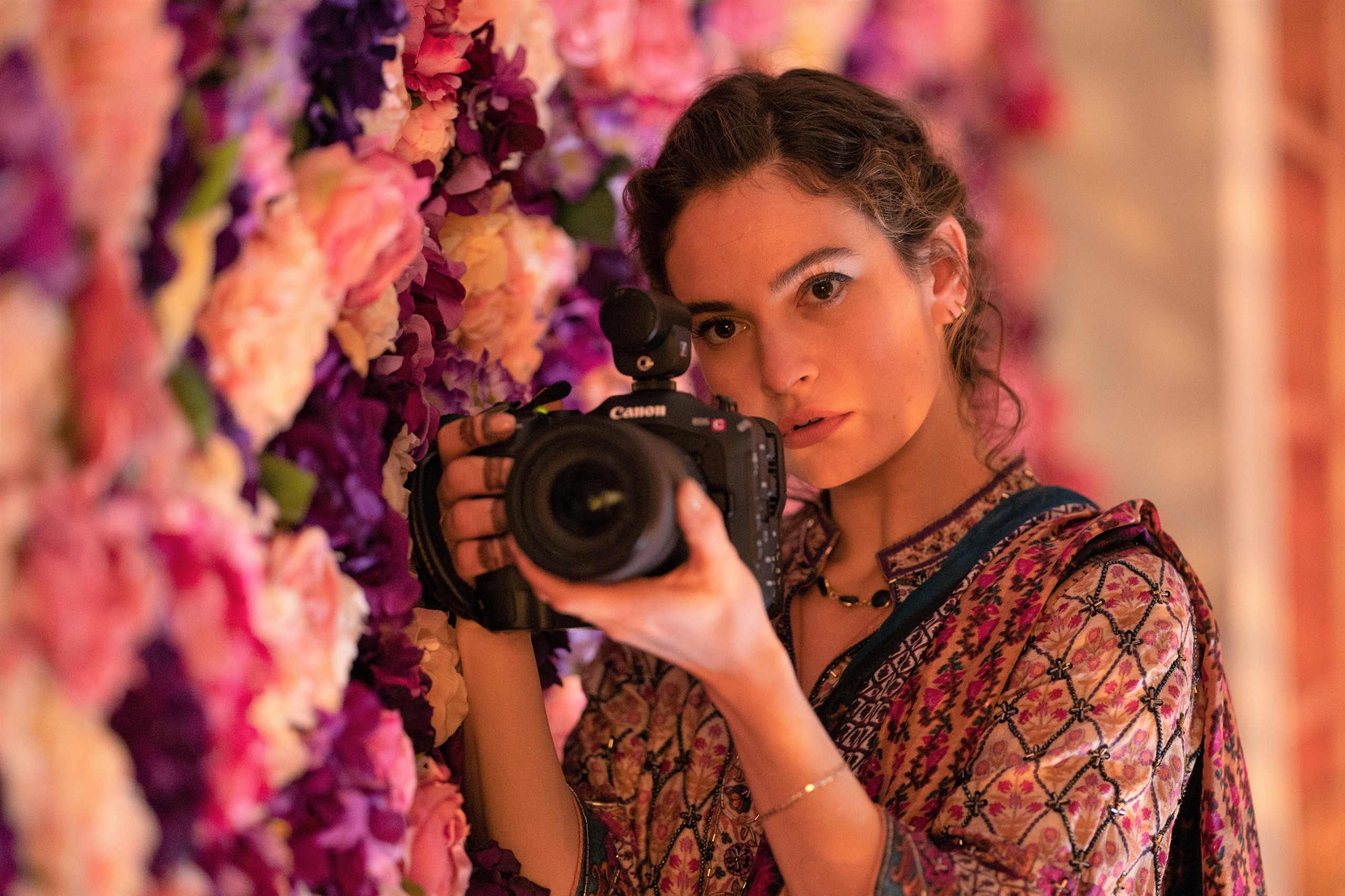 リリー・ジェームズ主演『きっと、それは愛じゃない』予告編&ポスタービジュアル解禁 『ラブ・アクチュアリー』制作スタジオ最新作