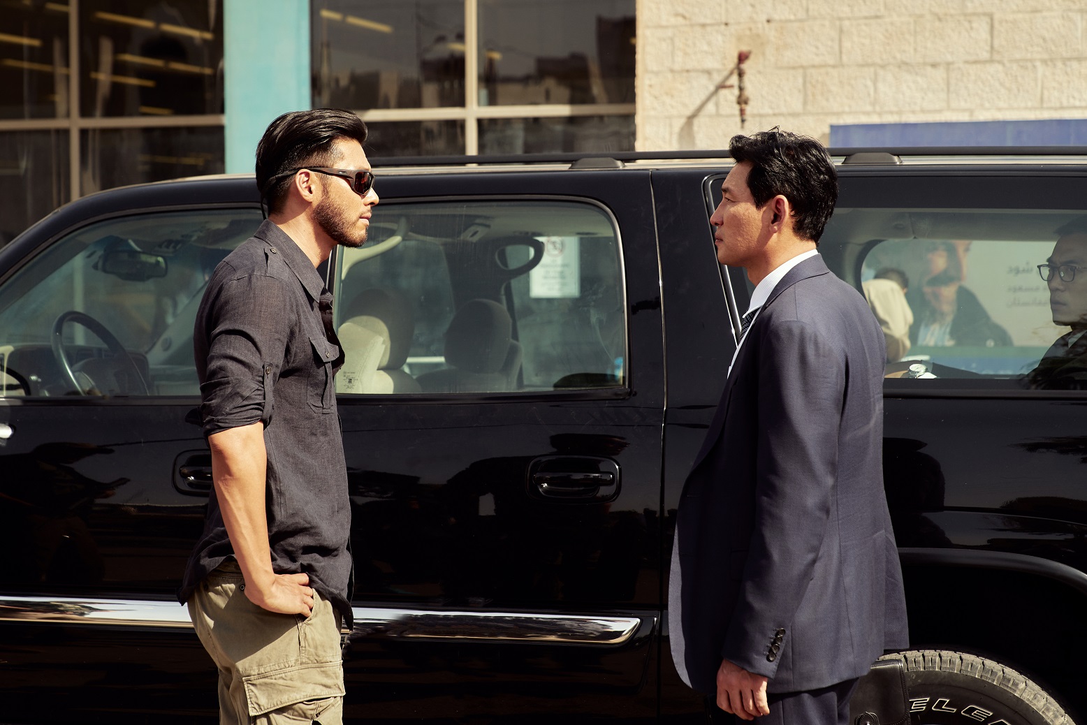 ファン・ジョンミン＆ヒョンビンが初対峙！『極限境界線 救出までの18日間』本編映像解禁　二人が着用した衣装の特別展示も決定