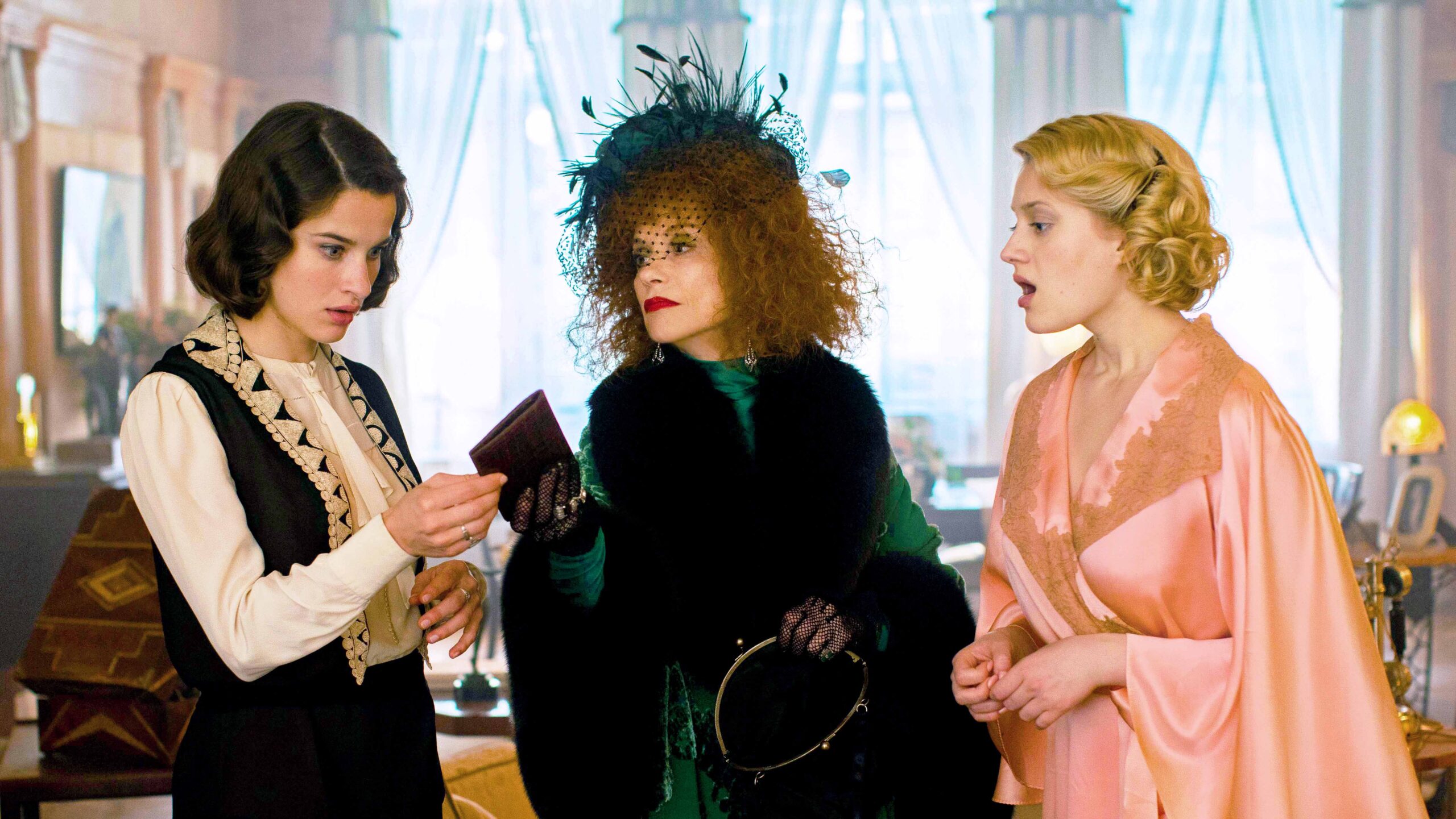 フランソワ・オゾン監督最新作『私がやりました』ポップでカラフルな場面写真が一挙解禁 キャラクターの個性を反映した衣装にも注目