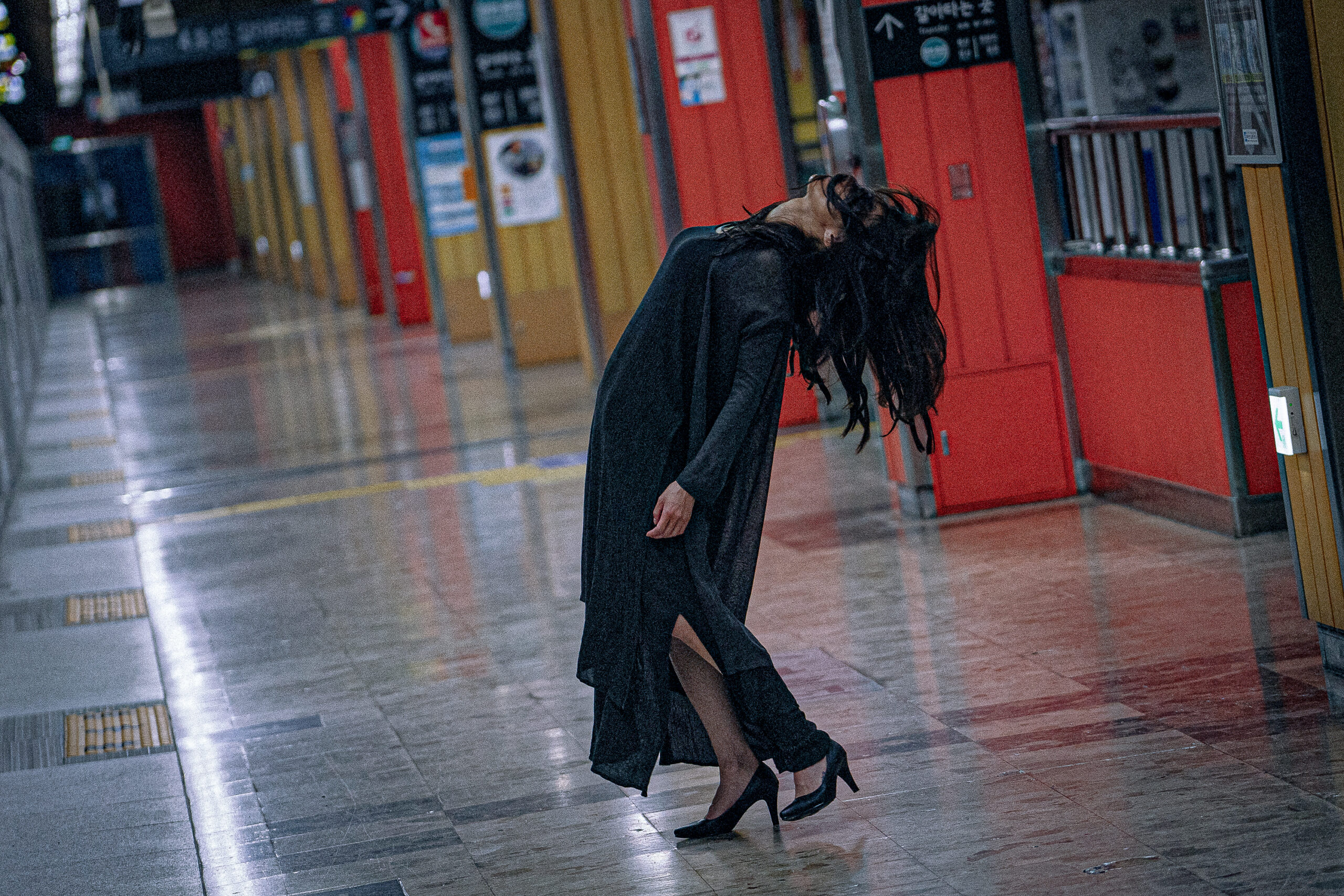 まるでお化けがダンス!? 伝説のホラーウェブ漫画を映画化した『オクス駅お化け』不気味な特別映像解禁