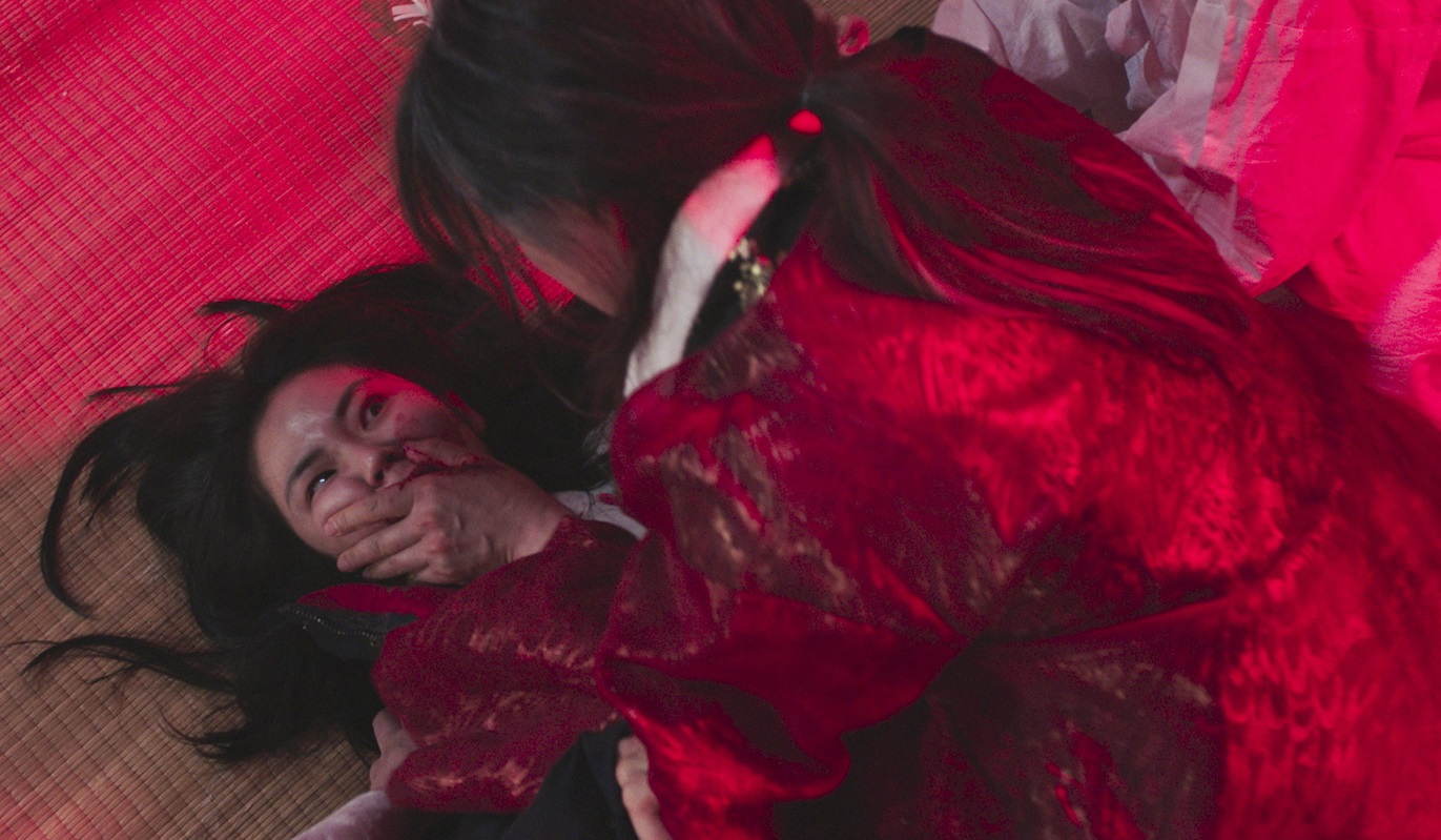 祈祷師による「降霊の儀式」を捉えた衝撃映像！『トンソン荘事件の記録』女性記者に取り憑いた霊の正体に迫る本編シーン解禁　