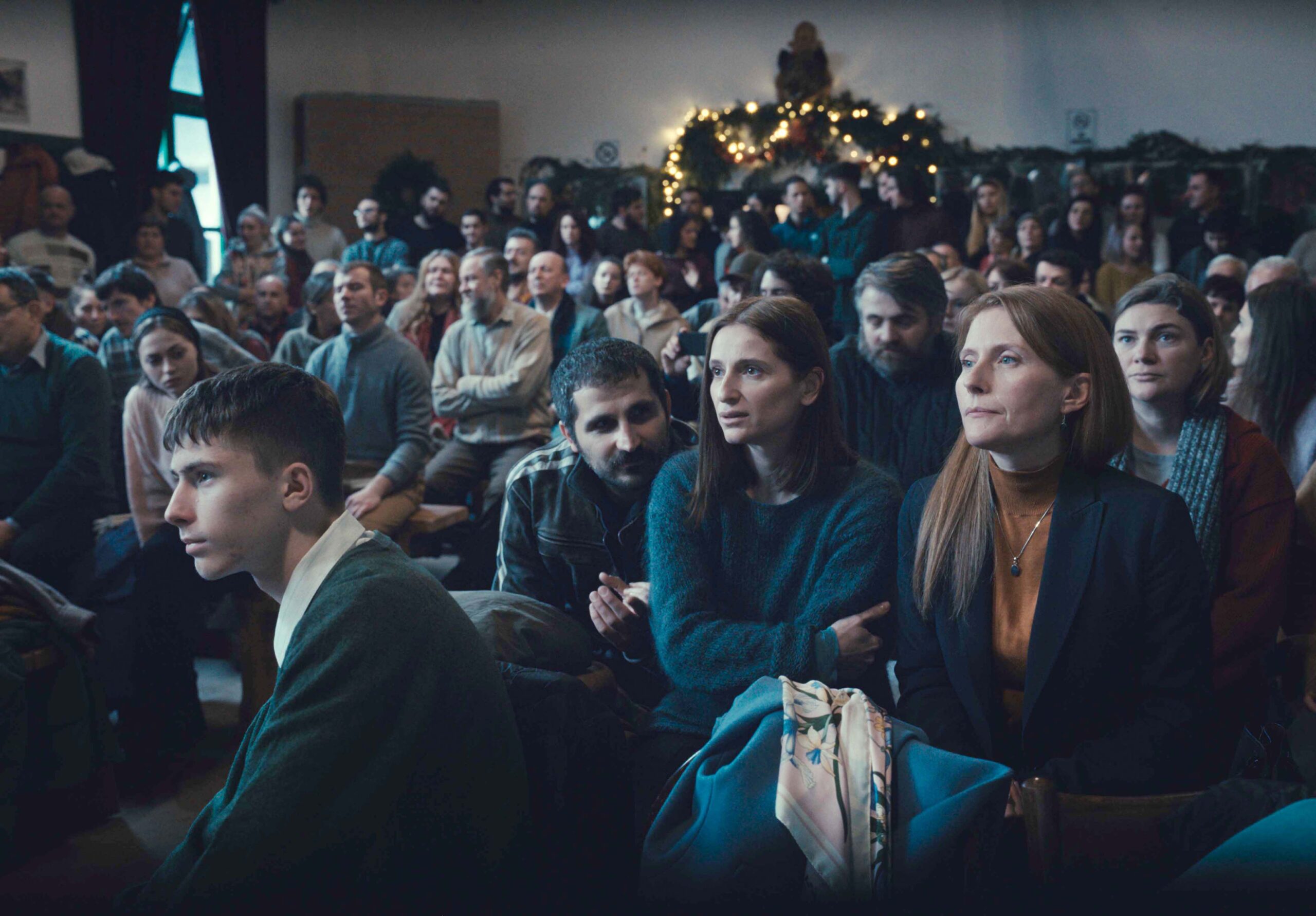 村の住人の緊急集会が国家的な大問題に——実際に起きた事件を基にした『ヨーロッパ新世紀』圧巻の17分間長回しシーンの冒頭映像解禁