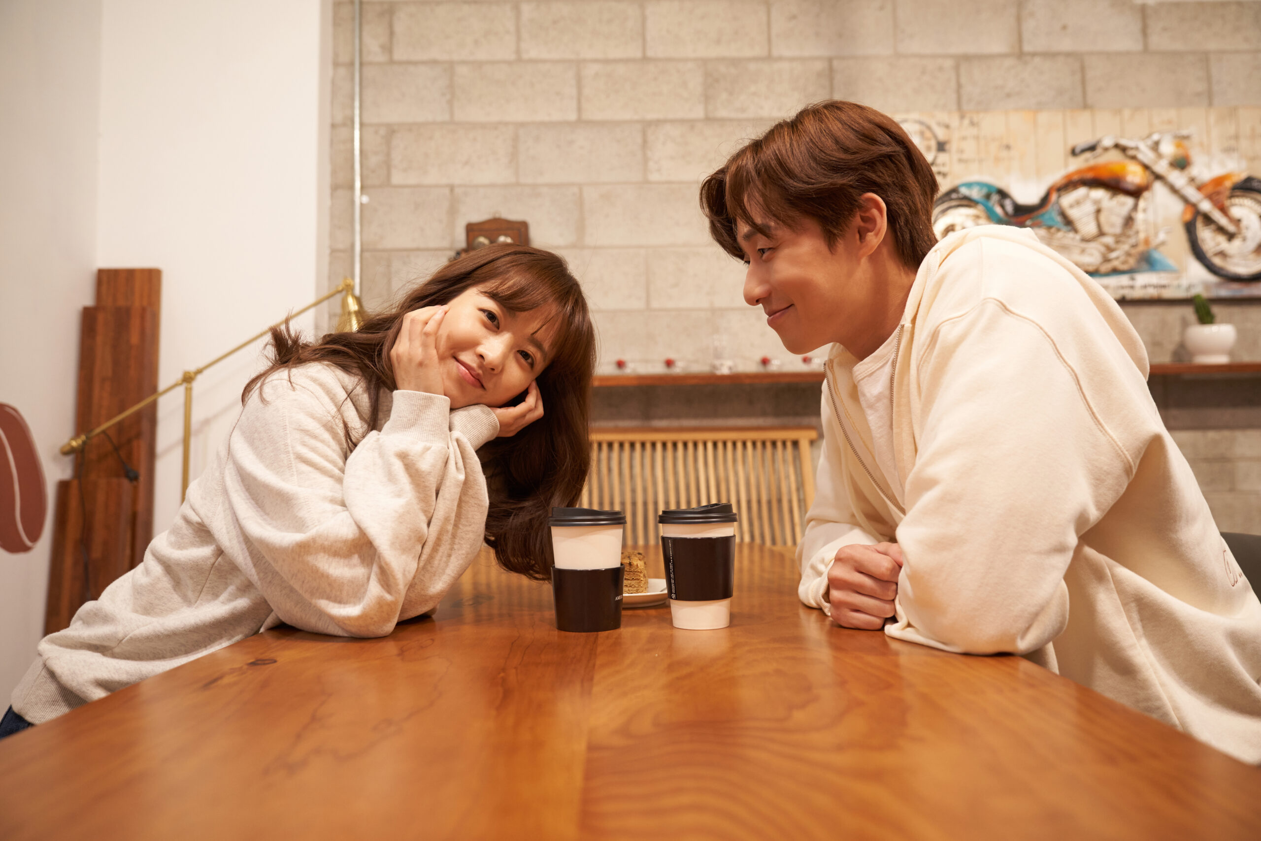 多幸感あふれる夫婦を待ち受ける「過酷な日々」とは?『コンクリート・ユートピア』パク・ソジュン&パク・ボヨン夫婦の2ショット解禁