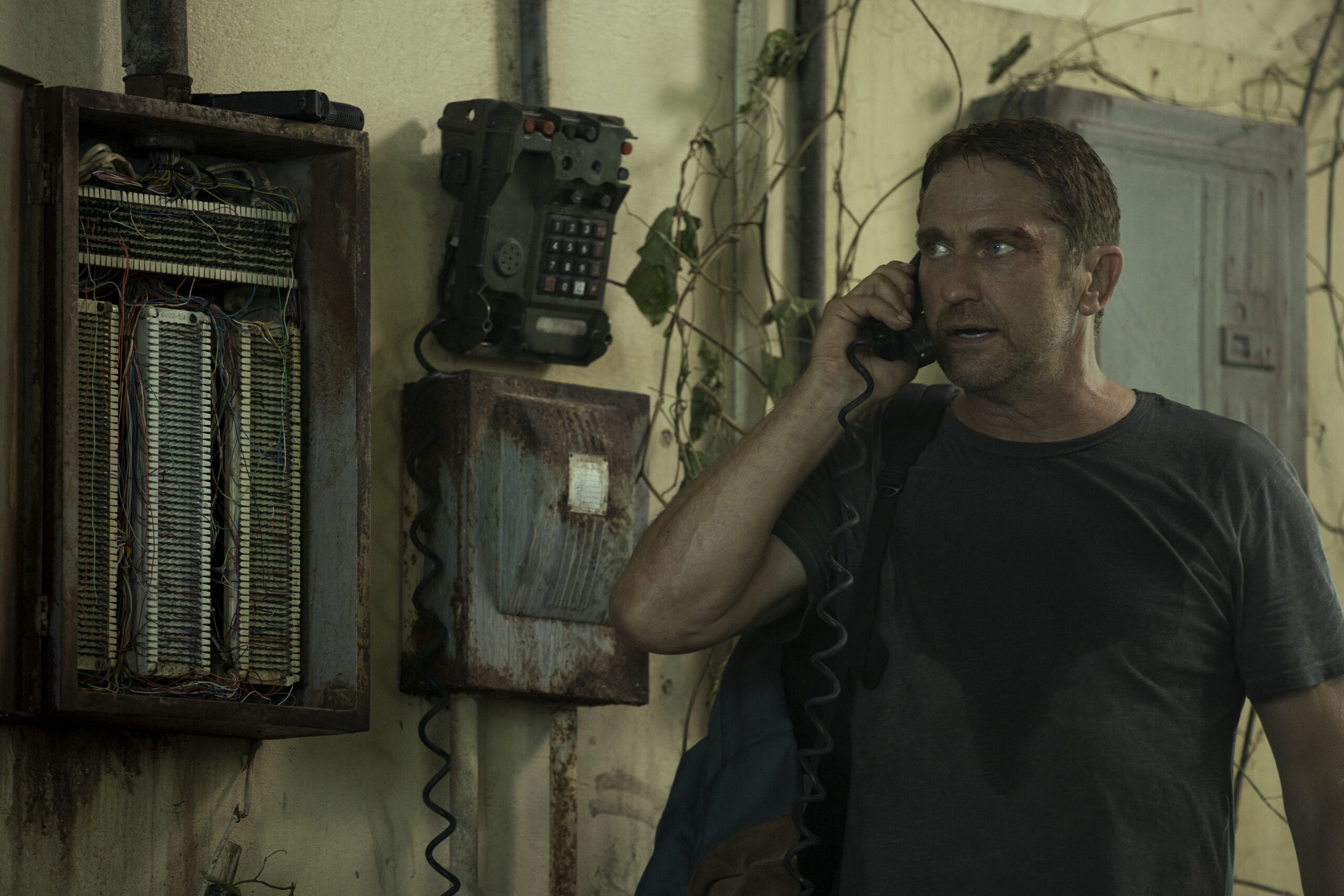 ジェラルド・バトラーと現地ゲリラの生々しい肉弾戦を2分ワンテイクで撮影!『ロスト・フライト』壮絶なバトルシーン映像解禁