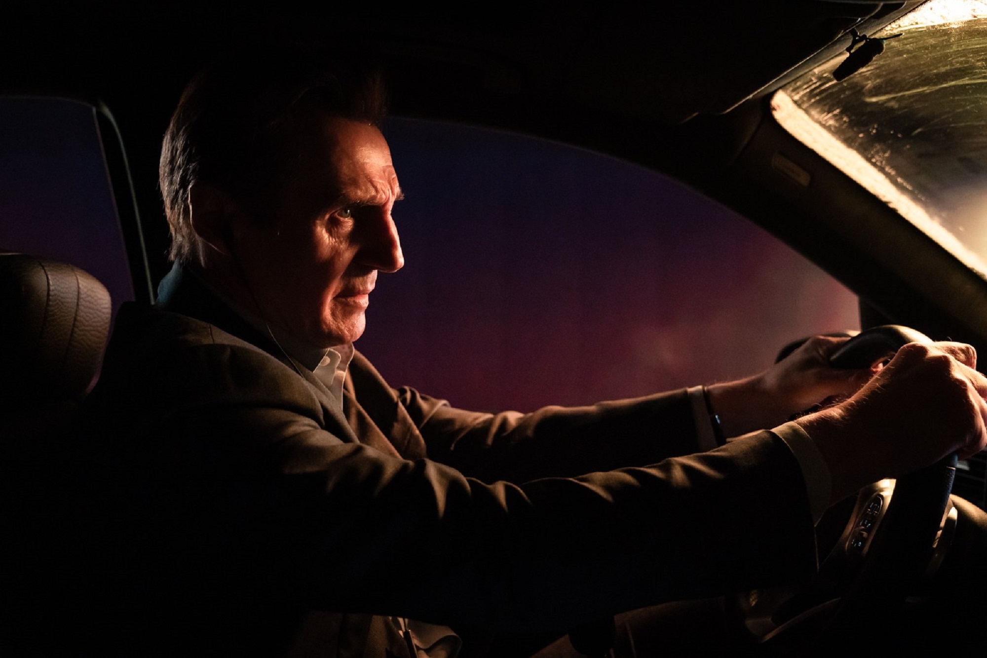 リーアム・ニーソン、年の差50歳以上の娘・息子役を絶賛！『バッド・デイ・ドライブ』インタビュー映像解禁