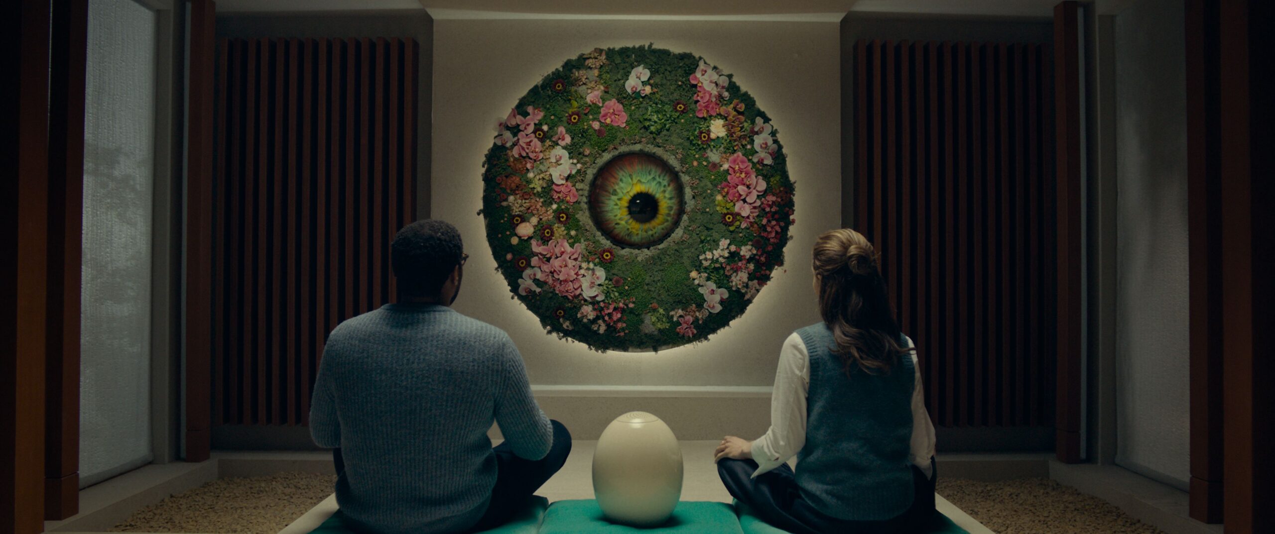 これがAIが身近になった「遠くない未来」の日常生活！　毎朝の服選びでもAIが大活躍する『ポッド・ジェネレーション』本編映像解禁