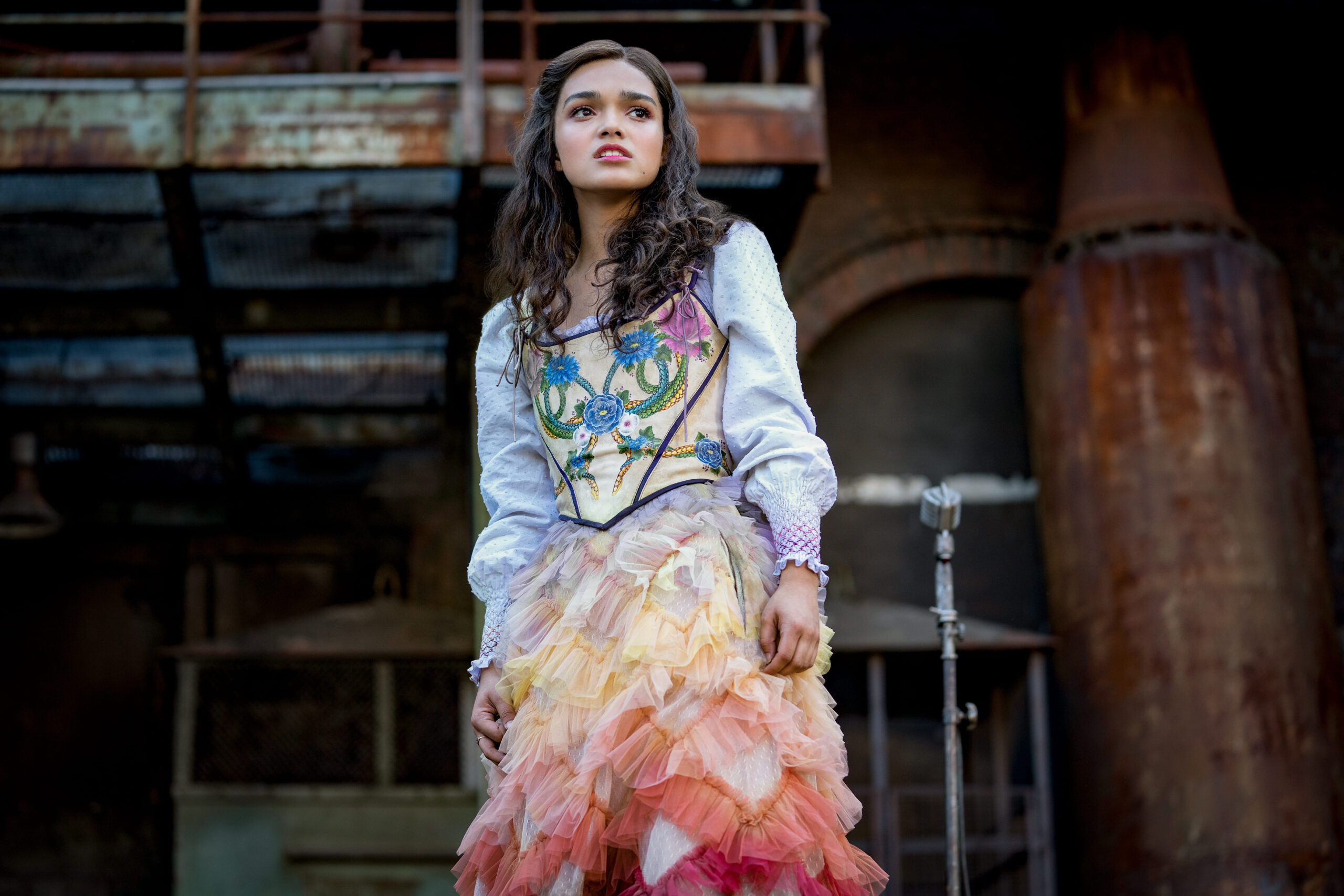 『ウエスト・サイド・ストーリー』のレイチェル・ゼグラーが再び歌うヒロインに！『ハンガー・ゲーム0』初登場シーン映像解禁