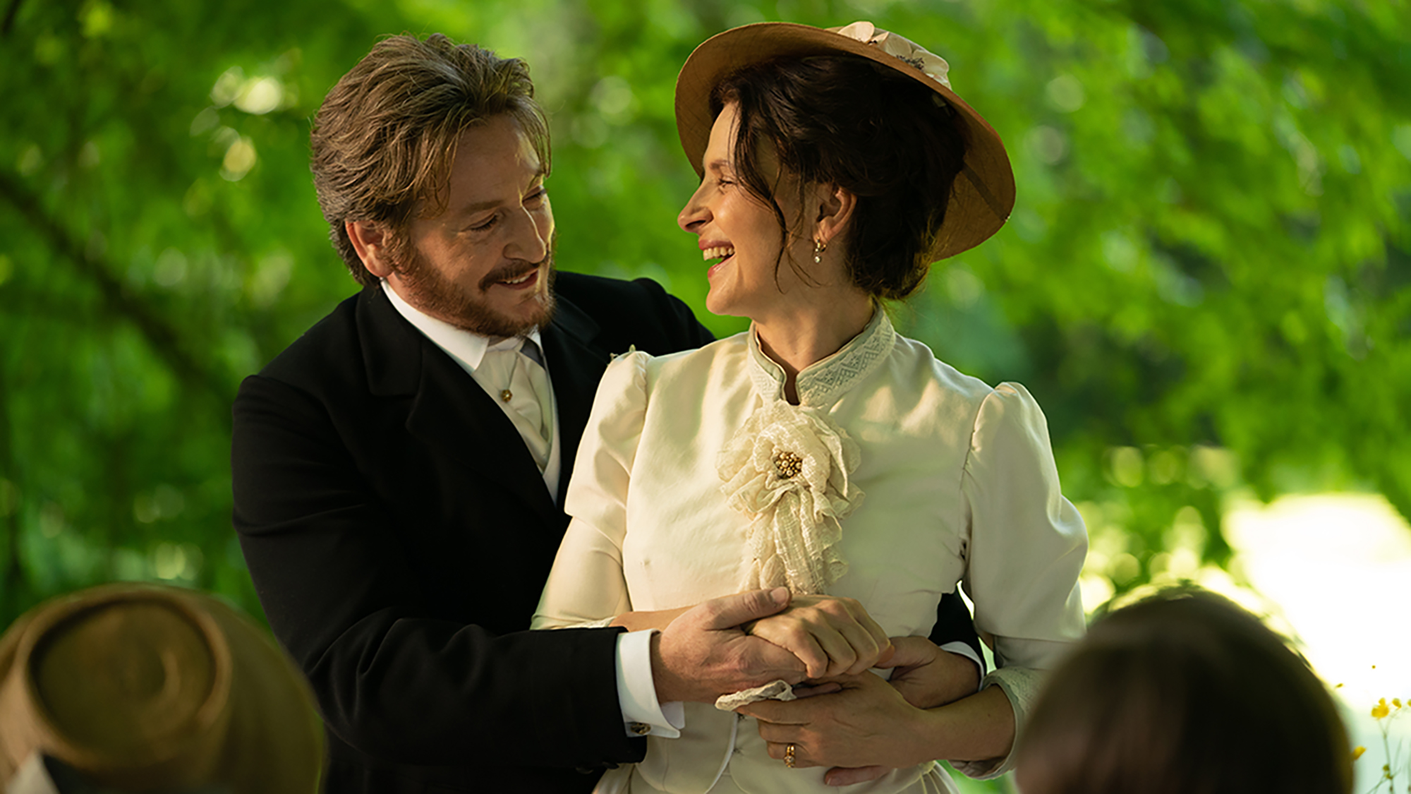 ジュリエット・ビノシュとブノワ・マジメルによる“婚約発表”!『ポトフ 美食家と料理人』本編映像解禁