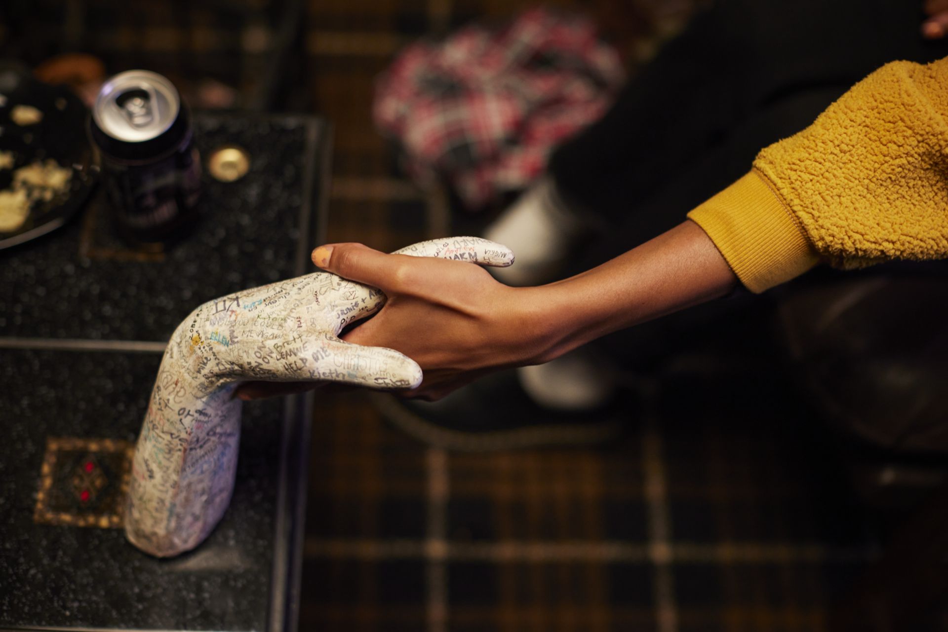 動画配信と映画制作の違いとは？　A24ホラー『TALK TO ME／トーク・トゥ・ミー』を手掛けた人気YouTuber双子監督が語る