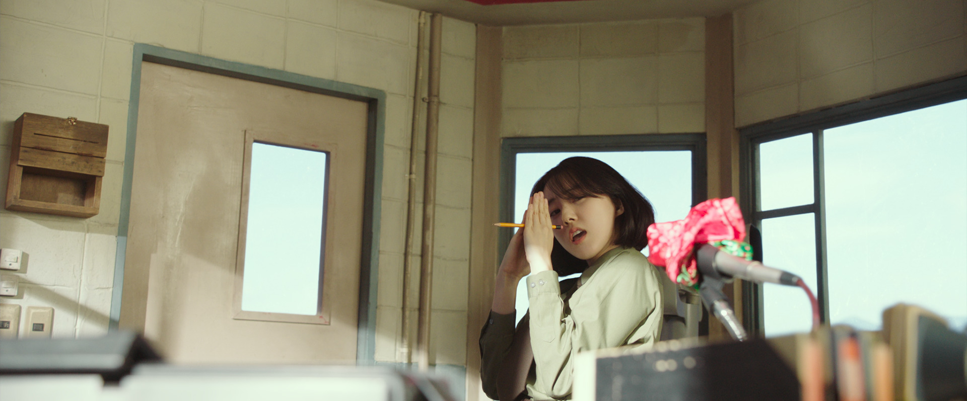 6億円の“宝くじの不時着”が本当の“愛の不時着”に発展!?『宝くじの不時着』本編映像解禁 長谷川陽平からのコメントも到着