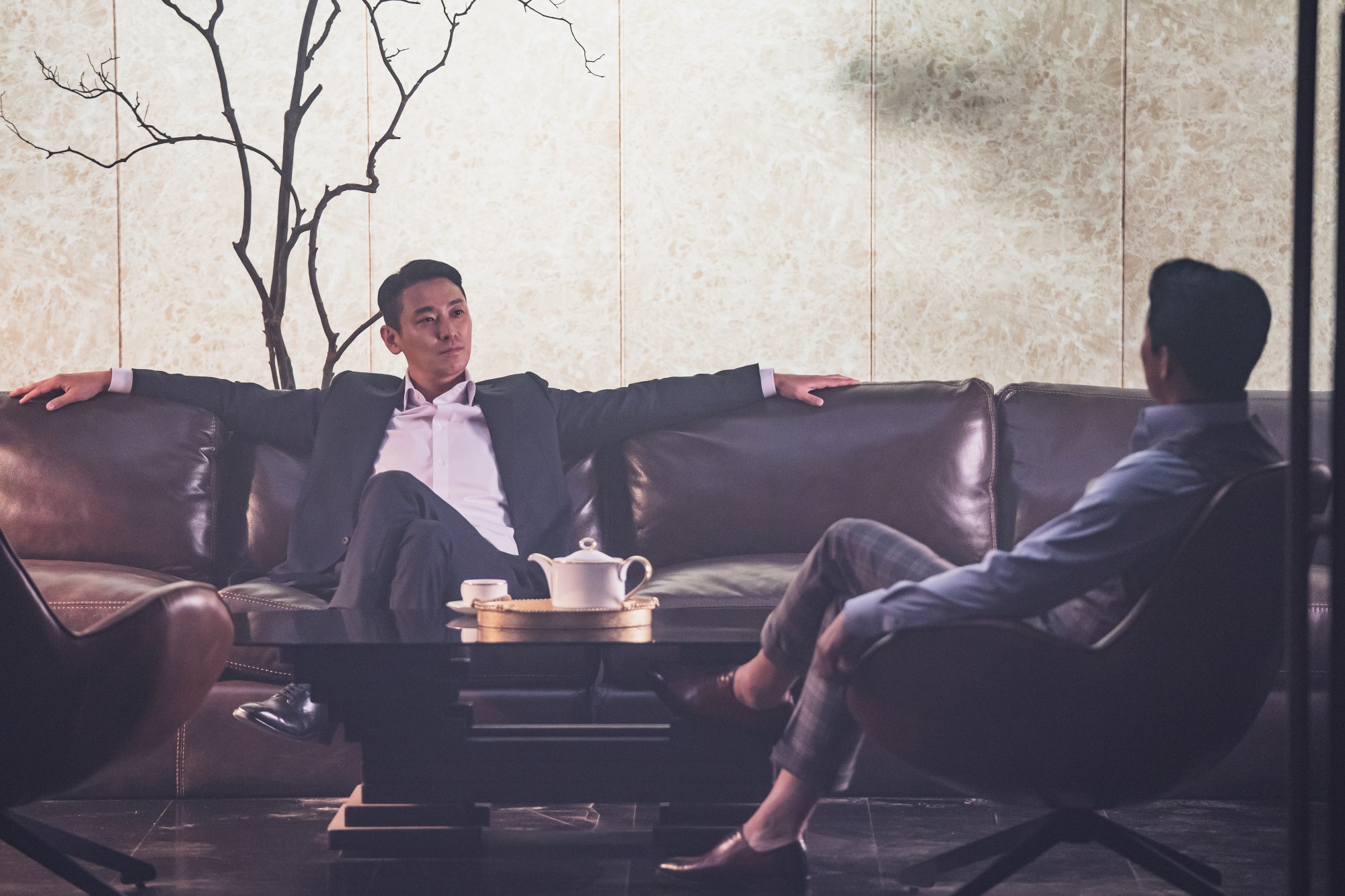 “成功率100%”の探偵が検事になりすまして捜査開始! チュ・ジフン主演『ジェントルマン』本ビジュアル、予告編が解禁